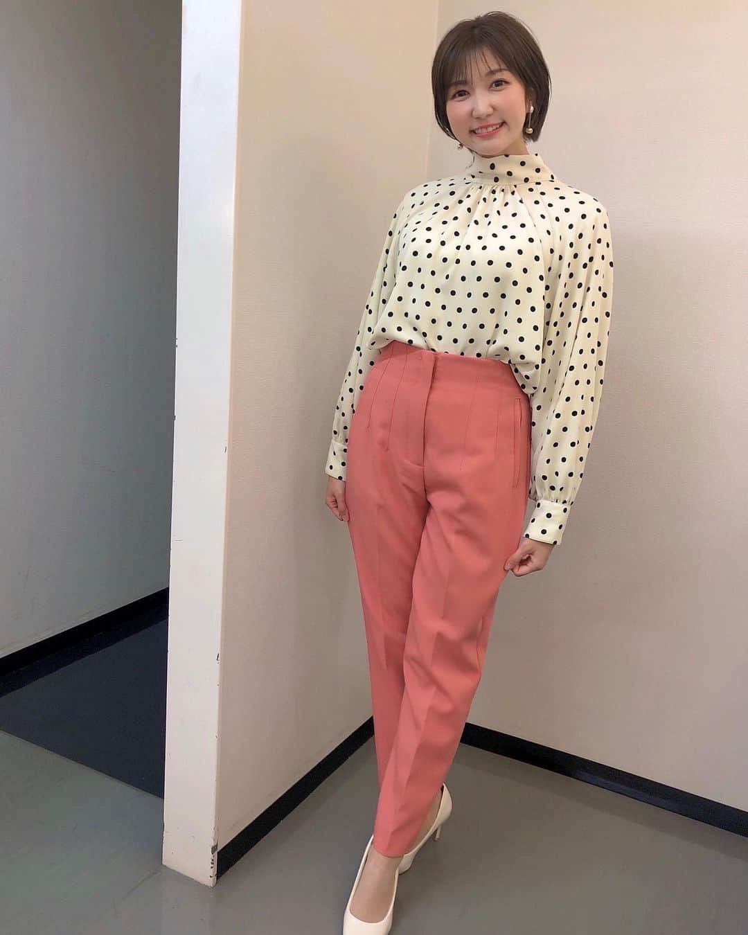 山﨑加奈さんのインスタグラム写真 - (山﨑加奈Instagram)「・ みなスポ衣装🌸 tops : UNITED ARROWS pants : ZARA  今日はラジパがあったのでどちらも私服✊🏻 ZARAのパンツは履きやすすぎてこれで3本目☺️  ラジパ来てくれた皆さんありがとうございました💞 やっぱり対面で皆さんの顔が見えると嬉しいものですね🥰 今日は盛り沢山な1日だったのではよ寝ます😴 ・ #みなスポ #女子アナ衣装 #女子アナヘア #ショートヘア  #sbsラジパ  #来てくれたみんなありがとう ♡」3月19日 18時45分 - kana_yamazaki_sbs