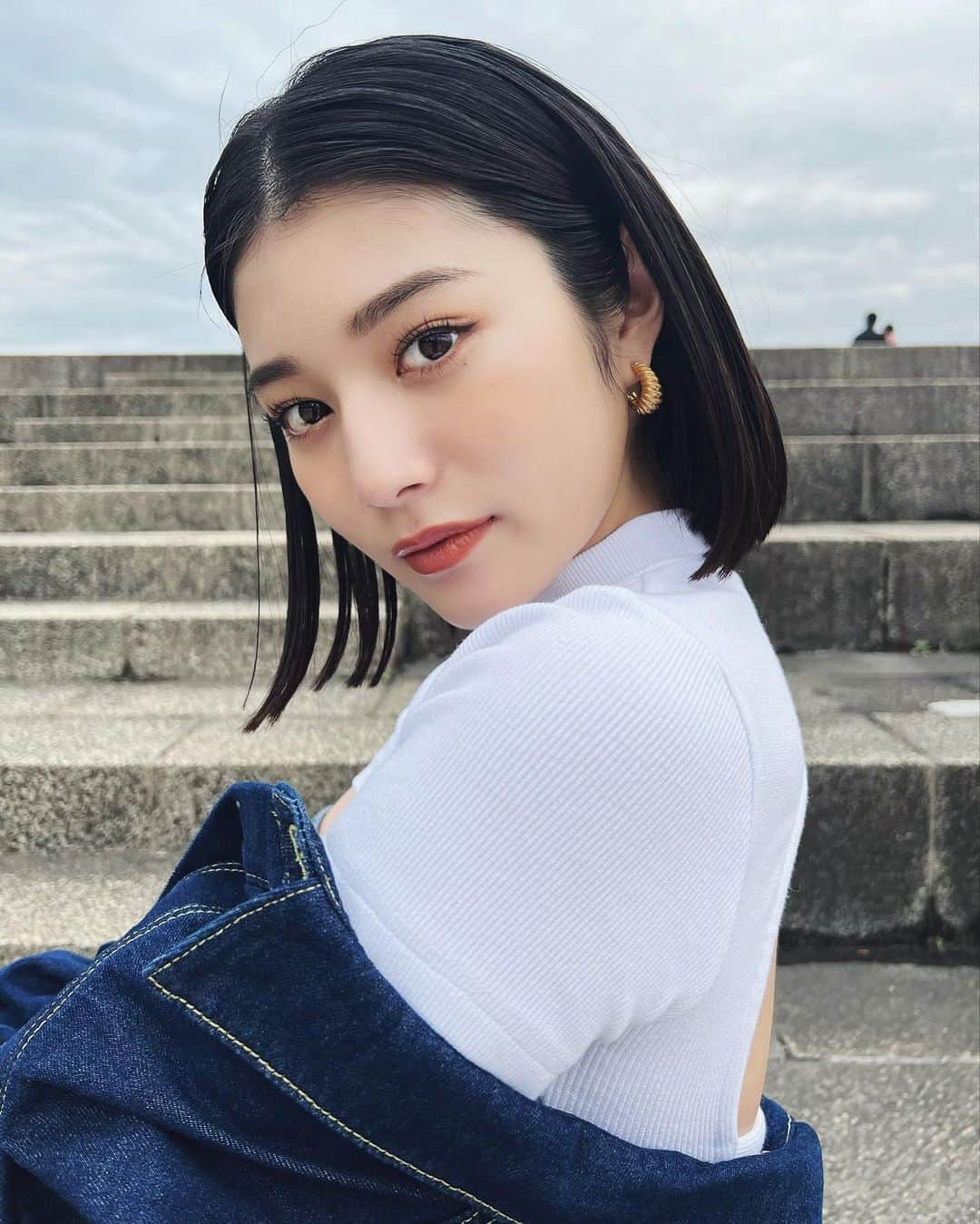 浪花ほのかのインスタグラム：「ボブにしちゃった👩🏼❤️どうですか？？  ※そしてmorelyの販売締切が近づいてきています！！♡ チェックしていない方は プロフィール欄から見てみてね！！ 大阪イベント＆オンラインイベントも追加されましたのでみなさんぜひ遊びに来てください🌸🌸 ちなみに3枚目の動画もmorelyでキラキラ🌟眉下に塗るのがお気に入りなの！！♡」
