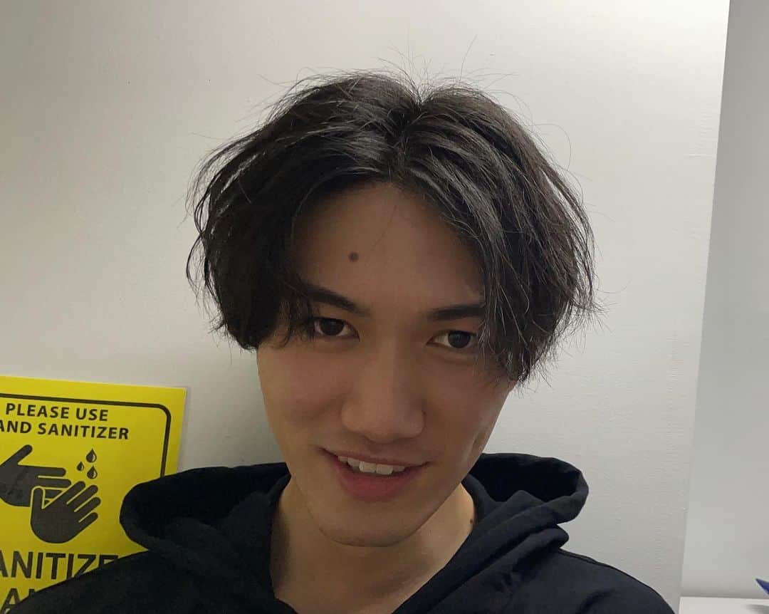八島諒のインスタグラム：「・ 久しぶりにオープンしました！  model 小川友暉  本番期間の髪型はお任せあれ  #八島美容室」