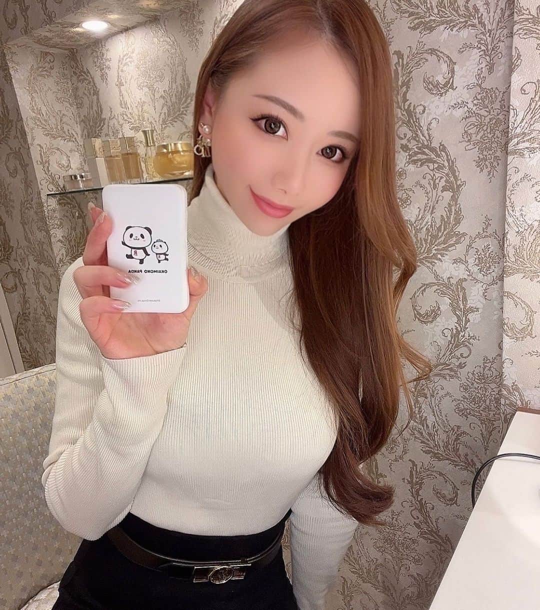 のインスタグラム：「みんなは携帯料金って毎月いくらくらいですか？😌 私は2万くらいなんだけど、今話題の楽天モバイルに変えてみたよ😌 ・ ・ 切り替えも簡単でスムーズだし、毎月のデータ利用量で支払う金額が決まるから、ほとんどWi-Fiの場合は凄く安く利用できてお得😌  たくさん使っても最大で月額2,980円（税込3,278円）だからコスパ良し❤︎ ※通信速度の制御の場合あり。エリア外最大1Mbps。通話料等別 ・ ・ ・ #楽天モバイル#pr#六本木#携帯代#携帯ケース#楽天#rakuten」