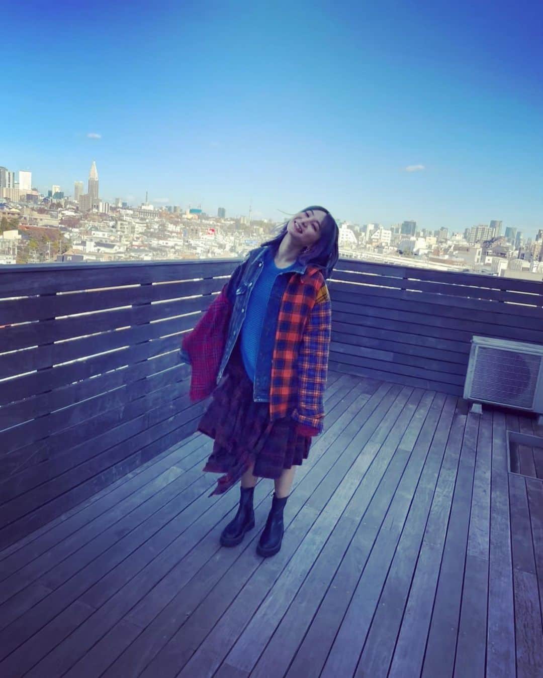 のインスタグラム：「今日の東京は2日連続で雨ですが、#LiSAMAGA の撮影の日は快晴でした☀︎お日様の香りと豚汁の香りをのせて🗞 雨に濡れても守られるオリジナルデザインの袋に入れて📮 広げるとポスターみたいに大きい〜📰 今日もお疲れ様でした☻」