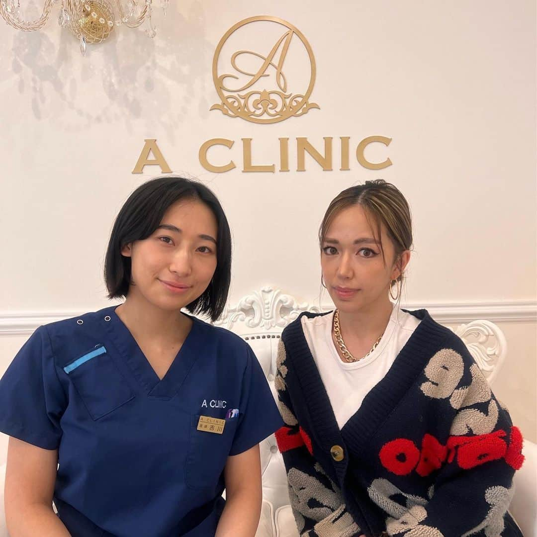 倖田梨紗さんのインスタグラム写真 - (倖田梨紗Instagram)「@a_clinic_ginza で吉川先生 @aclinic_yoshikawaに《Aスレッド》をしてもらってきましたーっ😊  輪郭がぼやけてるのがきになってお願いしたんだけど、すごかった😭♥️ ほとんど痛みもなく、 2本ずつの糸でしてもらったんだけど 輪郭だけじゃなく、コケてるところにお肉があがって コケがなくなった上に ほうれい線も毛穴も全然目立たなくなってお肌もツルンとしてみえて感激🤤♥️  先生も優しくて笑気麻酔の時、トントンしてくれて 安心して施術に挑めました(happy) クリニック内もとても綺麗で、待ち合い室と施術台が一部屋にまとまっていて、 移動せず受けれるのがよかったなぁ😊  やっぱり加齢での変化があるところを無理なく違和感ない程度保っていきたいから、 次回は眼瞼下垂とか二重幅を してもらいに伺いたいなと思ってます😊 またよろしくお願いします😊  ちなみに2前目は左がbeforeで右がafterだよ👍  #aスレッド #糸リフト #aclinic #aclinic銀座 #aclinic横浜 #aclinic新宿 #aクリニック #エークリニック#美容 #小顔 #美肌 #リフトアップ #美容外科 #美容皮膚科 #美容クリニック #吉川彩」3月19日 17時55分 - coda_lisa