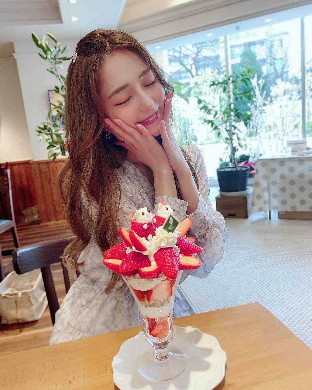 堀尾実咲のインスタグラム：「かわいいパフェ食べてきたよ🧸🍓  @kannonyama.omotesando   #観音山フルーツパーラー #パフェ #パフェ巡り #パフェ活 #パフェ部 #フルーツパーラー #表参道カフェ #dazzlin #ダズリン」