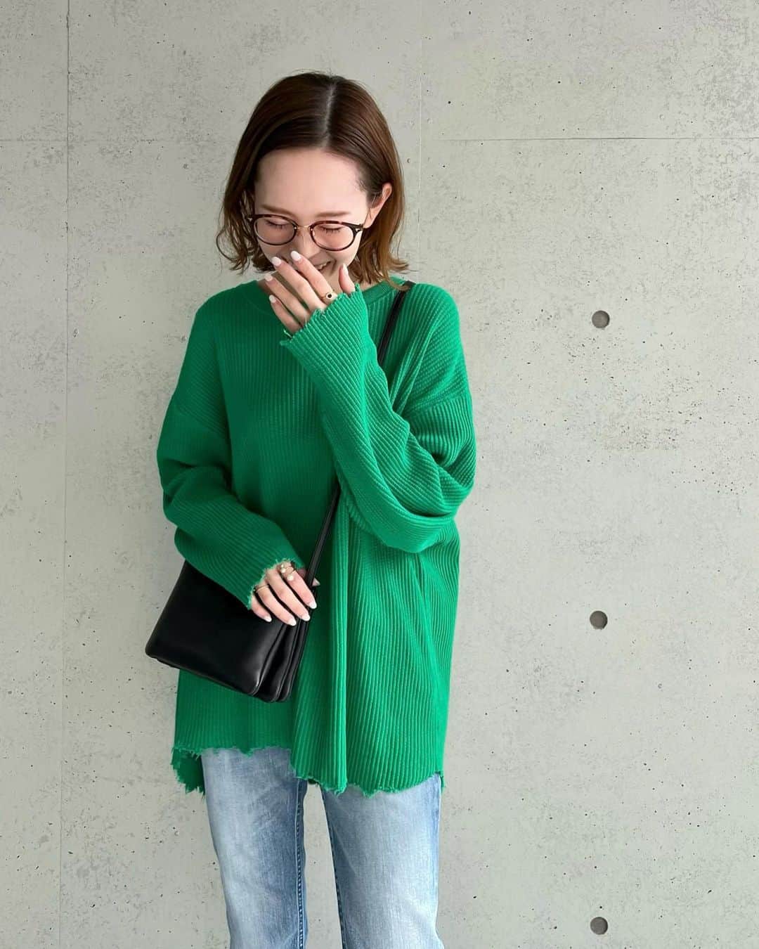 はれこのインスタグラム：「私服🍏 お昼だけ春だった〜 暖かかった〜  昨日のストーリーズに載せたJOURNAL STANDARD relumeのブログ、 見て頂けて嬉しいです🐣🤍 SLOBE IENAとはまた違った着こなし。 新たな提案として、 お気に入りが見つかれば良いなと思います☺️ (ハイライトに入れてますのでぜひご覧ください♡)  記念？に初めてrelumeでトップスを買いました🥰🤍  -  tops @js_relume  ダメージワッフルプルオーバー no.22070462721010  denim @yanuk_official  去年買ったIENA別注💙  glasses @bj_classic_collection   bag @celine   shoes @repetto_japan  @repettoparis   -  #journalstandardrelume  #ジャーナルスタンダードレリューム #baycrews #ベイクルーズ #2022ss #はれこ私服まとめ」