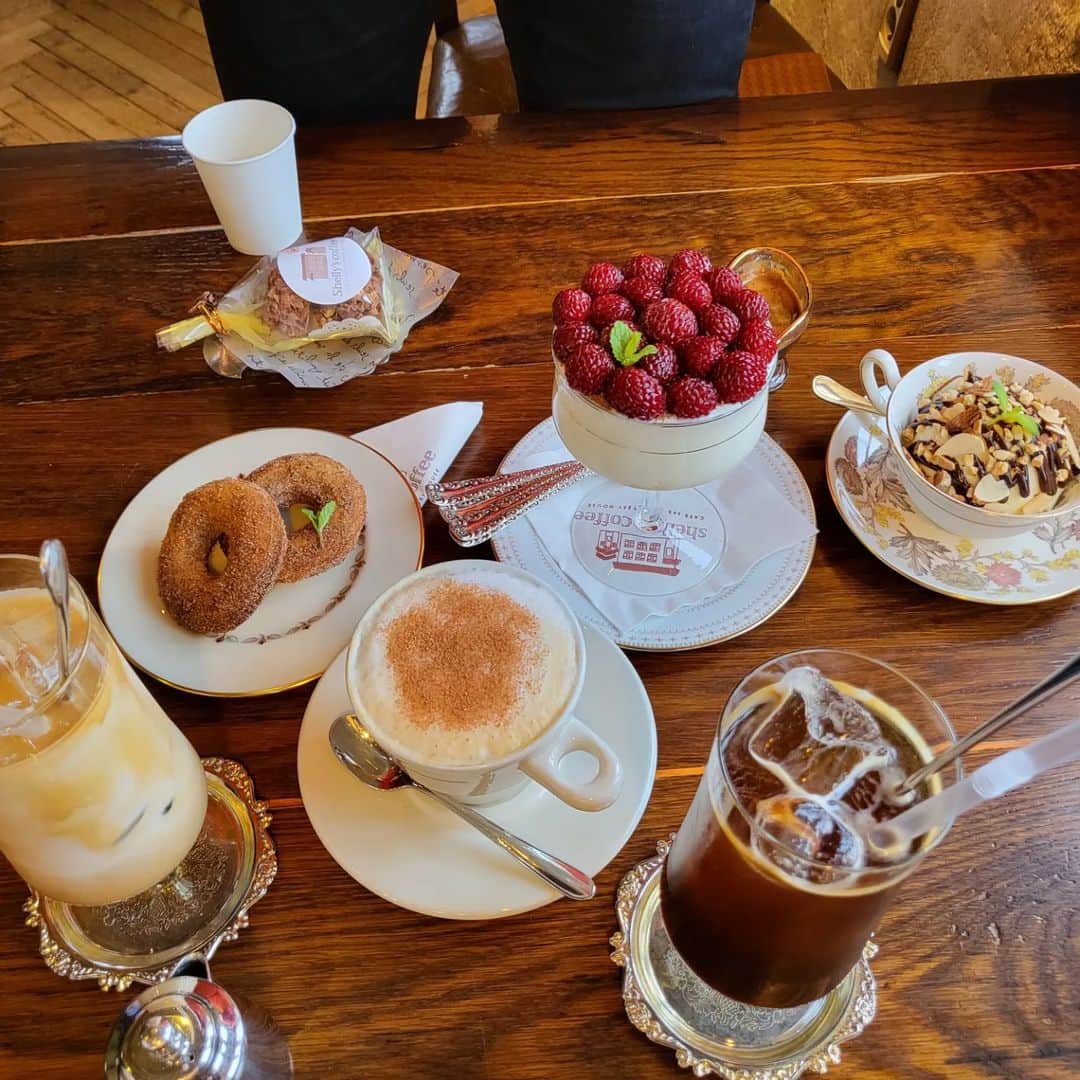 チョン・ヘビンさんのインスタグラム写真 - (チョン・ヘビンInstagram)「오늘 날씨와 카푸치노는 정말.. 진짜... 그냥.. 뭐. #최고  #라떼랑 #산딸기티라미슈 #환상」3月19日 18時10分 - heavenbin83
