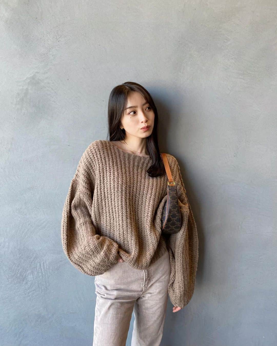 永井理子のインスタグラム：「袖がぽわーんとしてて おかわなニット🤎」