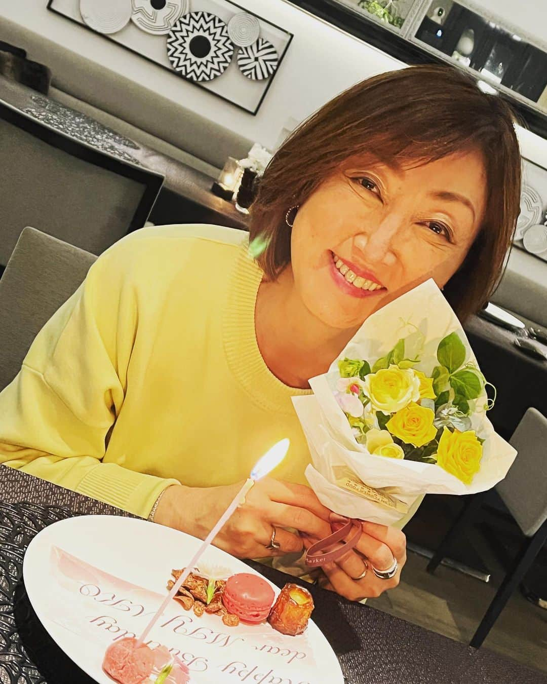 田中ウルヴェ京さんのインスタグラム写真 - (田中ウルヴェ京Instagram)「お友達はありがたいです。🥹 お誕生日がだいぶ過ぎても突然お誕生日プレゼントくださったり。学位お祝いしてくれたり。  時間をかけてくださったであろうこと、「何にしよっかなー」っていう時間に自分を想って下さったであろうこと、ありがたいです。  いくつか撮った写真は黄色が多かった。  番組でも黄色やブルーは多いです。  黄色やブルーに平和の祈りを込める日々です。  #感謝  #お祝い  #平和」3月19日 9時40分 - miyako.tanaka.oulevey