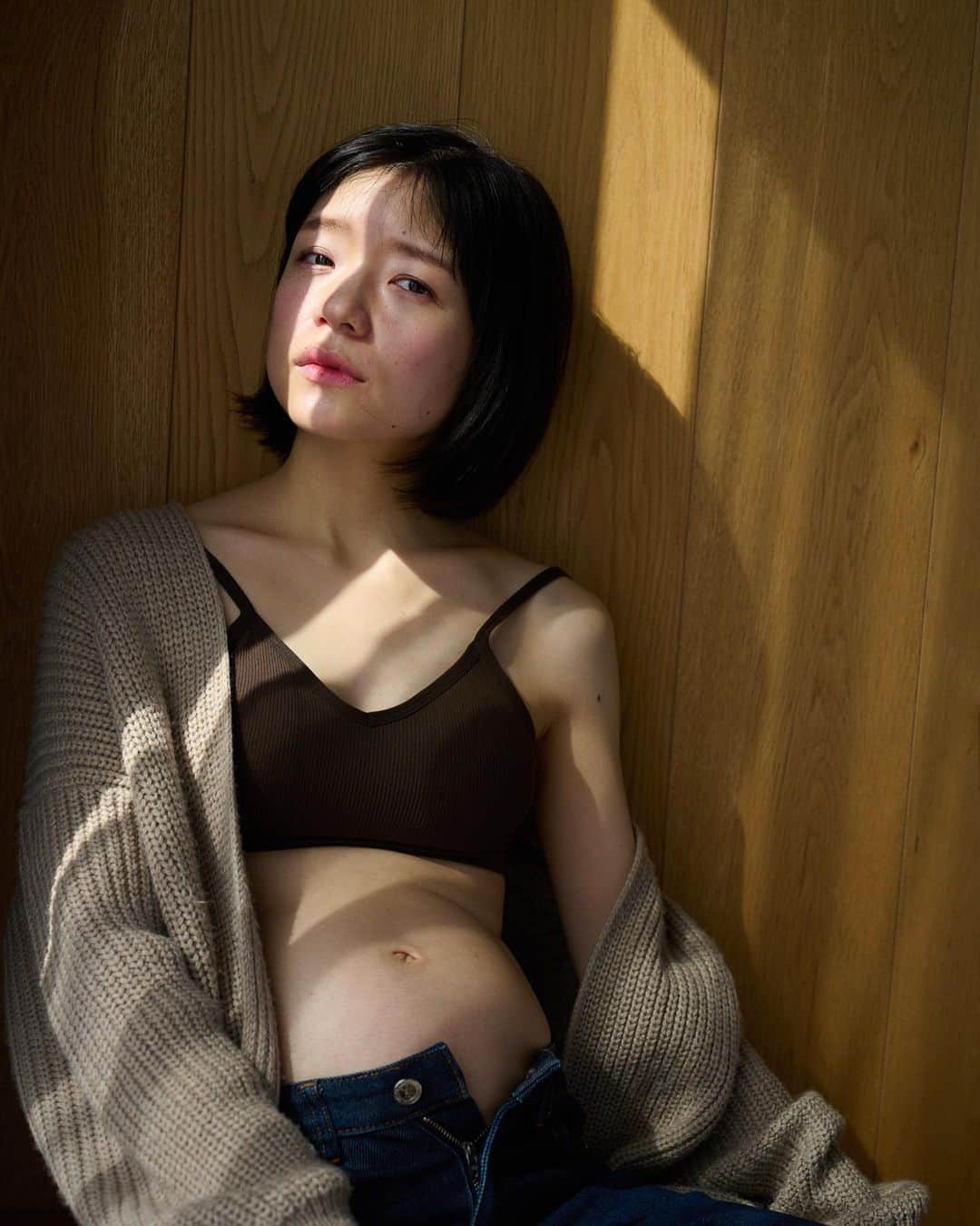 花盛友里のインスタグラム：「あーもうこのマタニティ撮影の依頼がどれだけ嬉しかったか本当に言い表せない！ 実は彼女、脱いでみた2の表紙になってくれた子なの！ あの撮影をしたのが5年前くらい、、あの時から、『妊活してるんだけどなかなか出来なくて、、』って教えてくれてて、ついについについに！ 長年の不妊治療と流産を経てやってきてくれた赤ちゃん😭😭😭🌈🌈🌈🌈 脱いでみたの表紙に選ばせてもらった時に、いきなり表紙になって旦那さん怒ったりしないかな？！とかって思ってたけど、なんと３冊くらい購入してすごく喜んでくれたって教えてもらいました。 それが私はすごーく嬉しくて、そしてさぞかし素敵な旦那さんなんやろなぁと思ってたから今回こうして旦那さんにもお会いすることができて嬉しかったなぁ！ あー素敵夫婦！ 本当に本当におめでとう🤍  ——————— マタニティ撮影などのご依頼はDMではなくyurihanamori@gmail.comまでお願いします。なお遠方への出張はしていませんのでご了承くださいませ。 ————————」