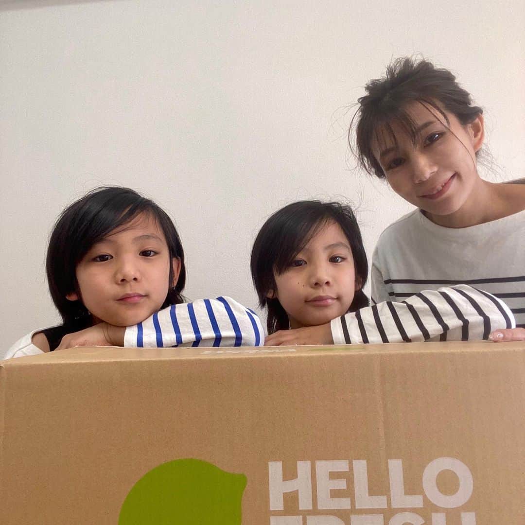 のインスタグラム：「♡ @helloFreshJapan のミールキットでご飯作り☺️ ハロフレは必要な食材とレシピが届き、献立考えたり、買い物したりする手間が省けてストレスフリー！ご飯作りを毎日する人にとってはこの２つが面倒だから、作るものが決まってて、材料も用意されてるので楽しく料理が出来たよ！レシピも私が普段作らないような本格的なもので、 しかもそれが短時間で 出来るから料理上手になった気に😄😄 毎週8つのレシピから選べるよ！ レシピ通りに進めるだけだから子どもと一緒に料理できて、子ども達も自分が作ったものがあまりにも完成度高くて自信にもつながって良かったよ😌 ✔︎鮭の南蛮タルタルソース ✔︎メキシカン風スパイシーポーク ✔︎ガーリックトマトクリームパスタ この３種類を作りました❗️ 割引コード【HELLOAYAKO】を使って注文すると初回注文最初の2箱が合計5000円OFFになるよ！ ストーリーにリンク貼り付けたからそこから飛んで見てね！ または　@helloFreshJapan  からチェックしてね！ ♡ #hellofsesh #ハローフレッシュ #ハロフレ #ミールキット #おうちごはん #宅配サービス #世界の料理 #ad」