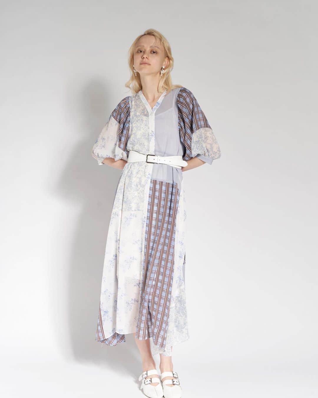 ファーファーのインスタグラム：「【EDIT】 DRESS UP オケージョンシーンに使える春のドレス  たくさんの新しい出会いが訪れる春。 ドレスアップして向かいたい、 晴れやかなシーンにふさわしいドレスをピックアップ。  -Mix Pattern Dress- チェックやフラワーなど、様々なプリントを パッチワークで繋げた軽やかなデイリードレス。 ふんわりとしたスリーブや、 フレアなシルエットもポイントに。 フロントを開けてガウンのように 羽織ることも可能です。  Dress ¥27,500 Belt ¥7,700 Shoes ¥25,300  SPECIAL OFFER  ONLINE STORE SPRING CAMPAIGN 10%OFF  オフィシャルオンラインストア、 USAGI ONLINEでは21(月祝)まで オールアイテム10%OFF！  ぜひお見逃しなく。  @furfur_official @furfur_official_staff  #FURFUR #ファーファー」