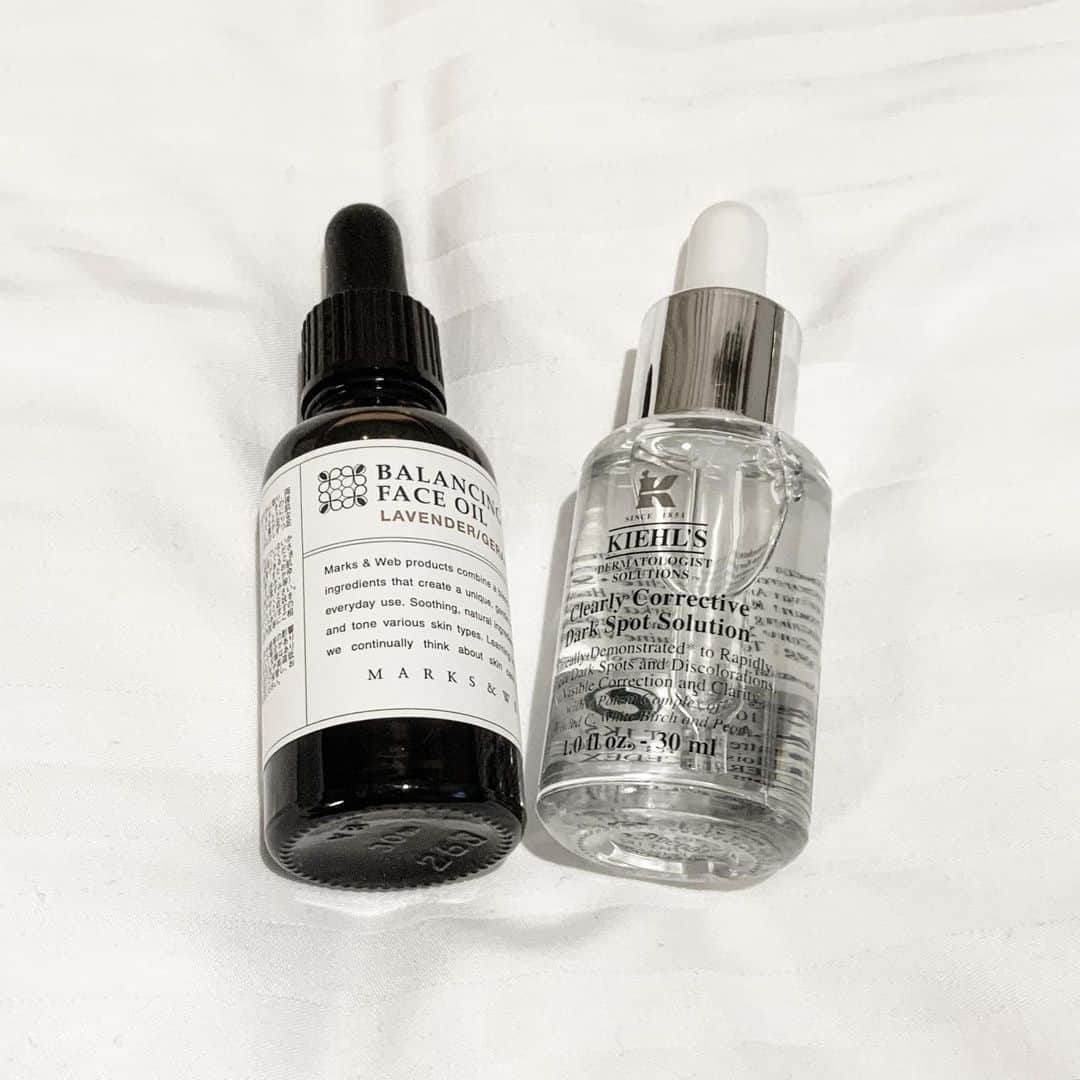 中村泉貴のインスタグラム：「スキンケアを新調☁️  ◾︎MARKS&WEB バランシングフェイスオイル （ 30ml : 1,980円 税込） 大好きなMARKS&WEBのスキンケアアイテム！ オイルだけどふわっと肌に馴染む感覚があり、ラベンダーの香りにとても癒されています☺️  ◾︎キールズ DS クリアリーホワイト ブライトニング エッセンス （ 50ml : 11,000円 税込） 今後もリピートしたいと思う大満足なアイテムでした。髪を暗くしたのと、これからの春夏に向けた美白ケアとして愛用しています🌸  #スキンケア #スキンケア用品 #スキンケア紹介  #スキンケア好きさんと繋がりたい #美白ケア  #導入美容液  #美白美容液  #キールズ  #marksandweb」