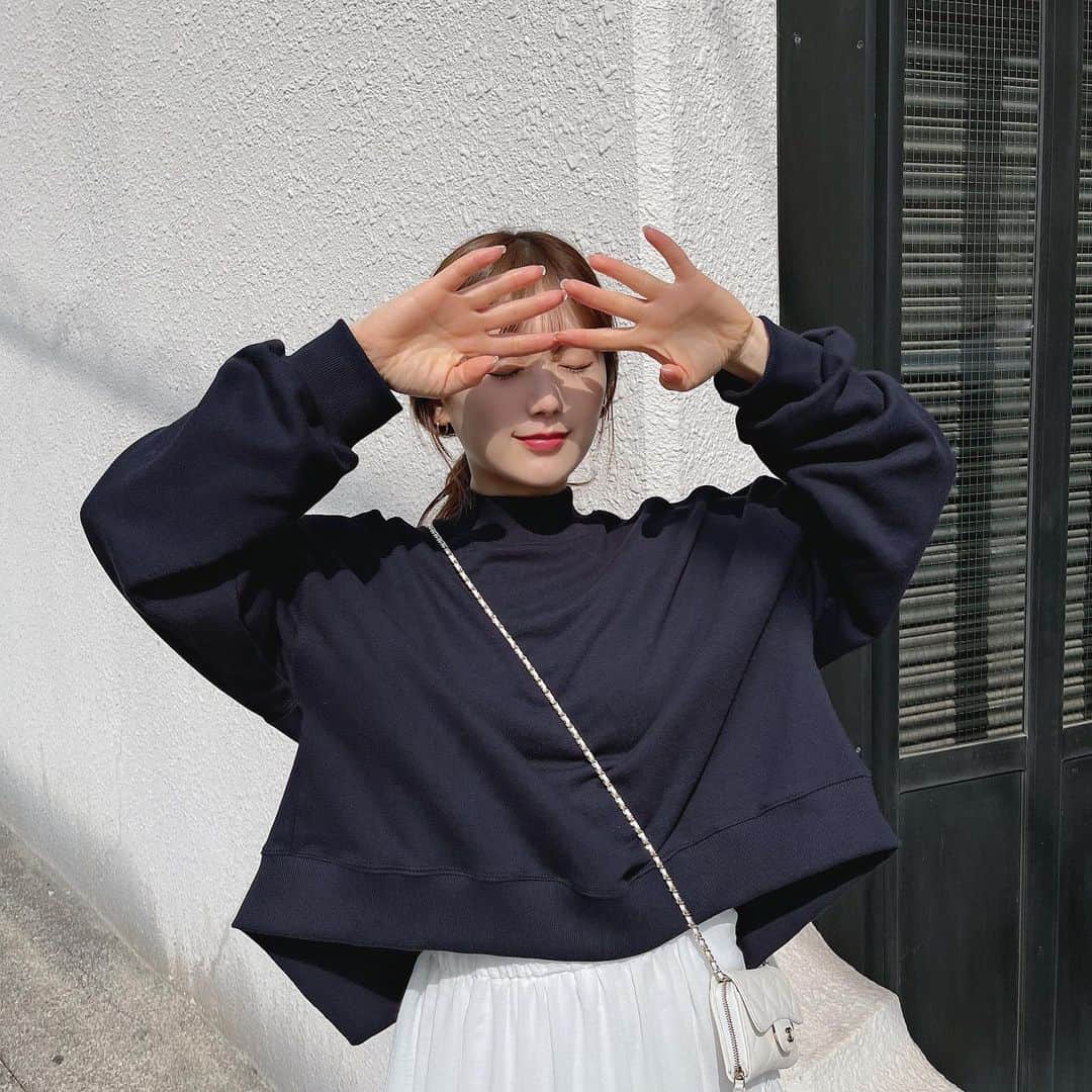 のインスタグラム：「👸💛  眩しくて目がうまくひらかない🤣 ほとんど半目でいい感じの写真はこれだけでした🤪  トレーナー @9unq.official の新作 スカート @grl_official  スニーカー @onitsukatigerjp  財布 @chanelofficial   #ひよん #ひよん服 #クアンク #春服 #grl #9unq #春コーデ #春服」