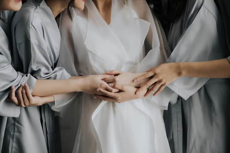 ナタリアのインスタグラム：「🥰🤍  Robe bride & bridemaids: @trivesta.robes  Makeup bride : @megautarianjani  Hairdo bride : @yelita_arianty  📸 : @imperialpics_」