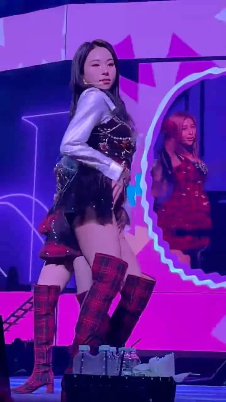 チェヨンのインスタグラム：「turn it up #chaeyoung #채영 #twice #트와이스 #prettyrapstarchaeyoung #fancy #turnitup #concert #tour #worldtour #twice4thworldtour #reels #reelsinstagram #explore #explorepage #viral」