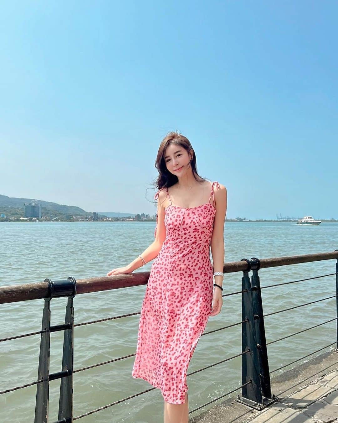 リタ（瑞塔兒）のインスタグラム：「淡水老街～好久沒來了💕 天氣太好☀️ / 週二才去童話打皮秒～最近人人都驚訝我的皮膚越來越好啦💖 皮秒我大概5-7週就會回去打～院長看到我的鼻頭有點毛孔還幫我加強了蜂巢！ 雖然打完會有點紅紅的～不過感覺毛孔真的有變小耶🥹 除了皮秒還打了額頭少女針～我非常滿意！讓額頭看起來更澎澎的感覺！ 肉毒咀嚼肌一直困擾我好久好久～交給院長一次幫我解決！ 最放心的醫美交給 @story_aesthetic_clinic 💕」