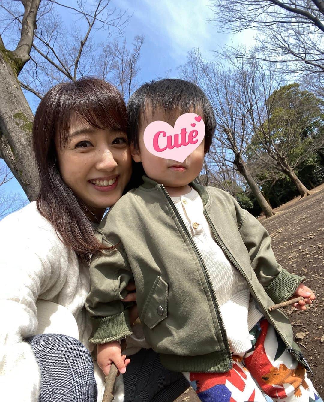 川田裕美のインスタグラム：「お天気良かったので公園で遊んだよ☀ハトを追いかけて走り回っていました🥰 すっごく遠くにいる鳥を見つけたり、上を指差していると思ったら少し遅れて飛行機の音がしたり…私はついていけていないです😆」