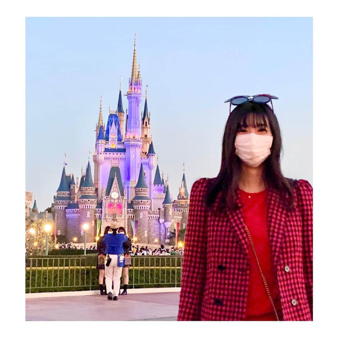 大島璃音のインスタグラム：「ウェザーニュースキャスターの大島璃音(りのん)です🌦  お誕生日を記念してInstagramを始めました！ 不慣れですが、皆さんに素の表情や趣味などシェア出来たらなぁと思っています❤︎  こちらはお誕生日のお祝いにディズニーに行った時の写真📷 マスクしてますが満面の笑みです😊  #ウェザーニュース #ウェザーニュースキャスター　#キャスター #ディズニーランド　#ディズニー　 #お誕生日　#instagram始めました」