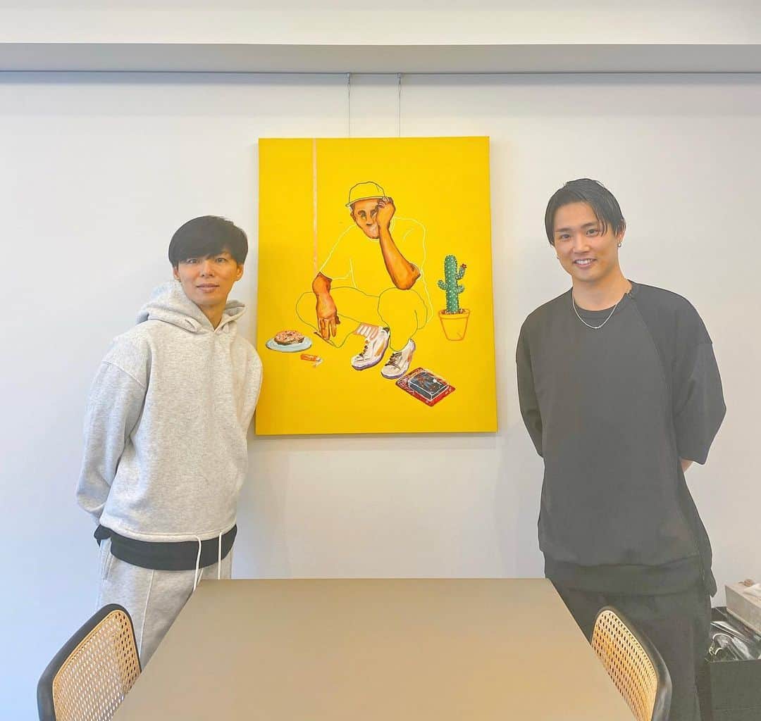 村長（小顔大使）のインスタグラム：「自宅でアート眺めながら珈琲を飲むのが最高に幸せな時間です！  アーティスト @kazusamatsuyama が 自宅に訪問してくれました！ ありがとうございました☺︎  #アート#kazusamatsuyama  #アーティスト#インテリア」