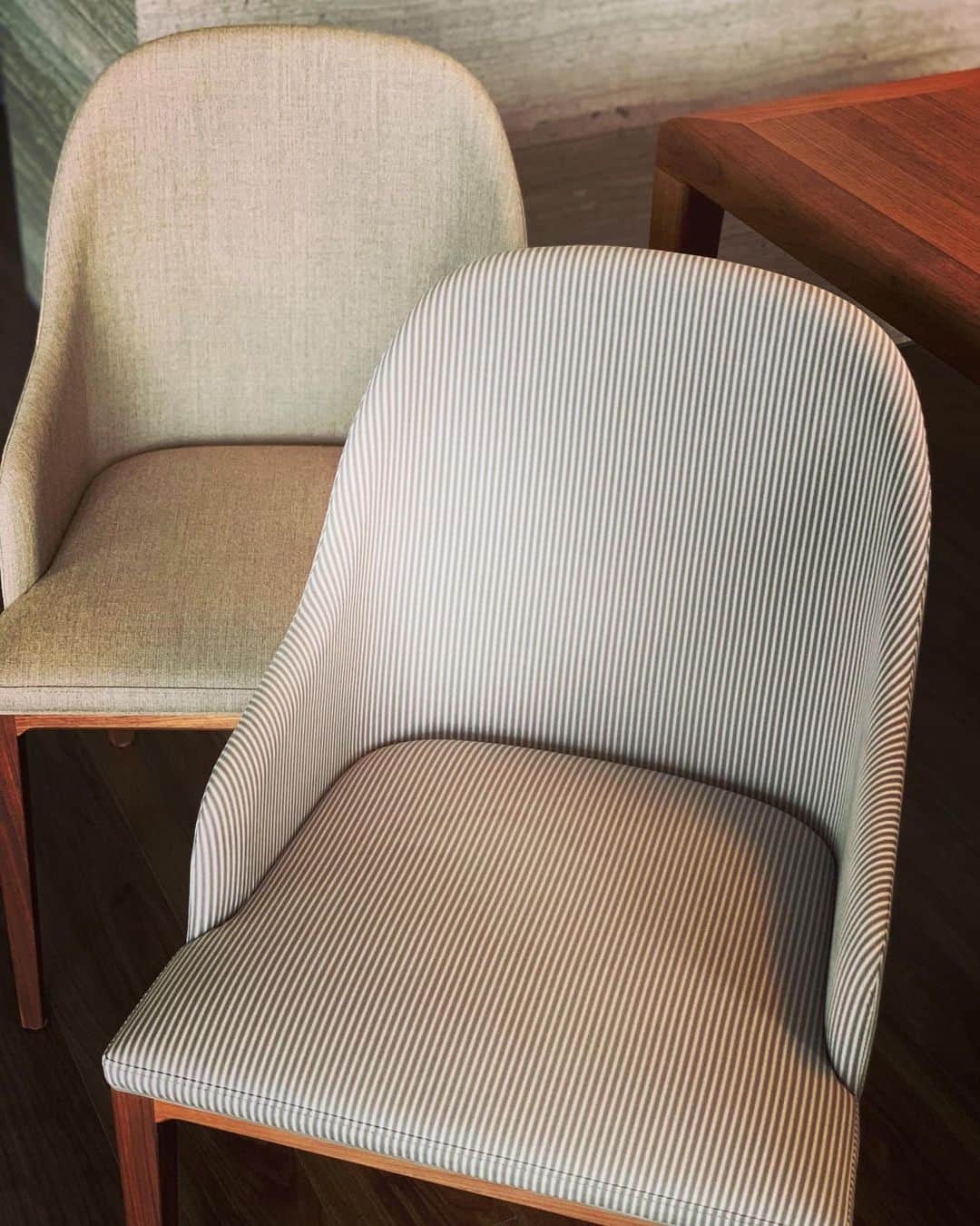 長谷川理恵さんのインスタグラム写真 - (長谷川理恵Instagram)「美しい椅子が好きです🤍 エレガントな猫足もいいけど 実用性を兼ね備えたこちらのコロンとしたフォルムもタイプであります☺️ どちらも @timeandstyle.jp のものでして ストライプの方は着物の生地でオーダーしました。はりがありさらっとしていて座り心地もよく大変気に入っています。 日本の職人さんは本当に素晴らしいと思います。その手仕事から愛と温もりが伝わってきます🗻」3月19日 14時33分 - rie_hasegawa