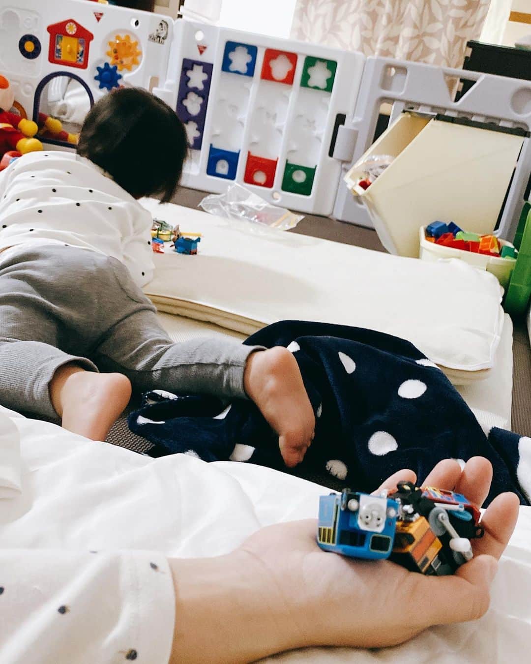 のインスタグラム：「息子が遊んでいる横でうたた寝していたら手にめちゃめちゃ持たされてた #2歳1ヶ月 #こぼすと怒る」