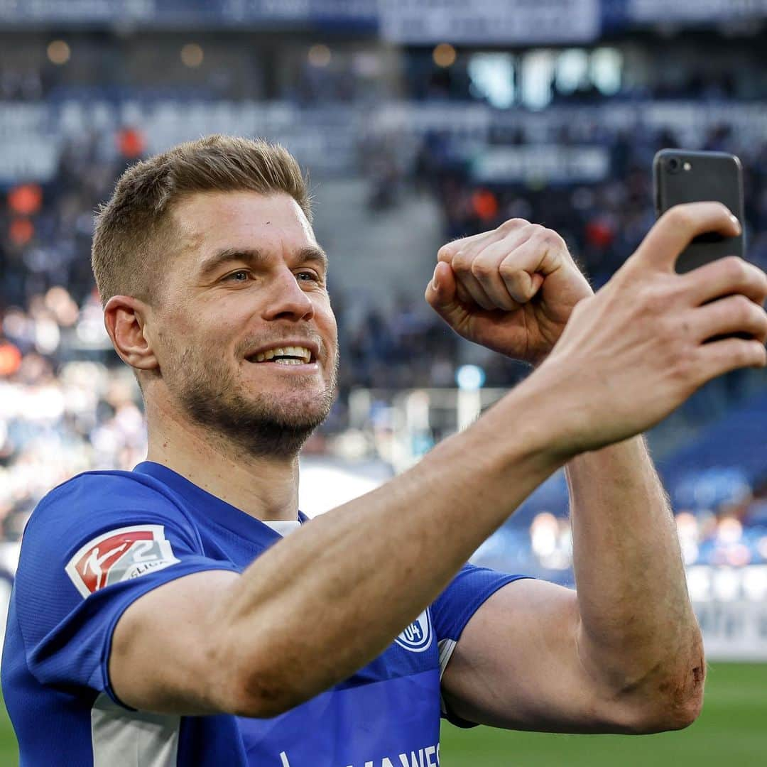 シモン・テローデのインスタグラム：「Perfekter Samstagnachmittag!  Heimsieg! Überragende Stimmung!  @s04 🤝 2023! ⚽️」