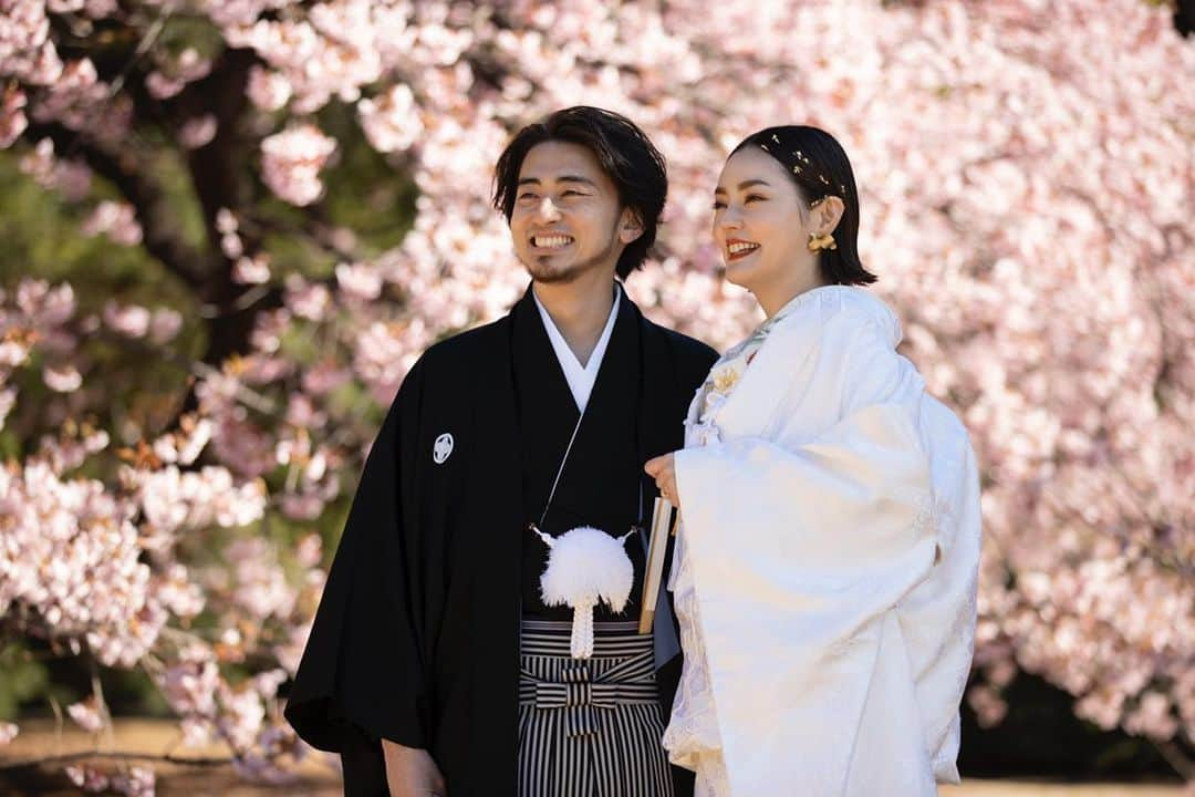 juno_jinjakonのインスタグラム：「#太宰府天満宮 で挙式をご検討のお客様へ   JUNO神社婚 太宰府天満宮にてフェアを開催いたします🕊  3月27日（日） 12:00- / 14:00-  ・太宰府天満宮ご見学 ・当日の流れのご案内 ・お見積りのご案内  3組様限定にて、特典付きのスペシャルなフェアです◎  まだ挙式のイメージが漠然としている方、結婚式を迷っていらっしゃる方も、ご参加いただけます。  おふたりのご希望を伺いながら、一つ一つ丁寧にご案内させていただきます。  皆様それぞれの最愛の日を、美しい衣装で彩り、お気持ちに寄り添い、精一杯お手伝いをさせていただきたいと想っております。  どうぞお気軽にお問い合わせくださいませ。  △ご予約方法△ お電話でのお問合せ・ご予約は 0120-791-259 もしくは @juno_jinjakon  ホーム画面のURLよりお願いいたします。  #神社挙式 #神社挙式プロデュース  #和装 #白無垢 #色打掛 #家族婚 #少人数結婚式  #福岡神社 #福岡結婚式 #熊本神社 #福岡プレ花嫁 #和婚」