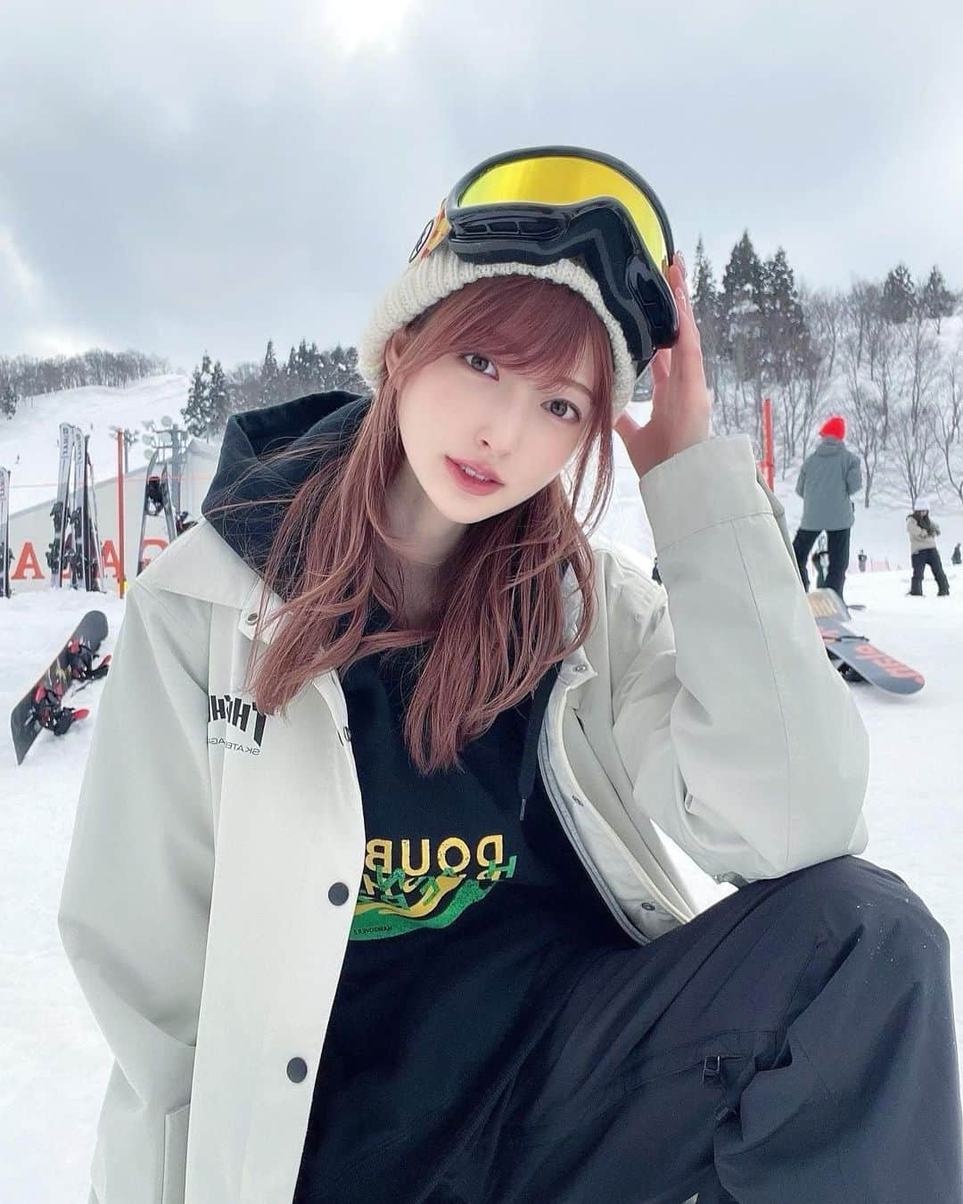 森田由乃のインスタグラム：「_ ちょいイケメン森田…🥺🏂🌬?? . . 今シーズン初スノボった時の☃️🧶 お天気よくて眩しくてあんま目開かんかった(  ･᷄-･᷅ ) . . シーズン終わる前に もっかい駆け込みで行けるかなぁ🫡💨💭 . . . . #スノボ女子#スノボー女子#スノボ#スノーボード #gala湯沢#ガーラ湯沢#ゲレンデ#スキー場#ニット帽 #スノボウェア#ストリート系女子 #jrskiski#thrasher#taindoublepush#snowboarding」