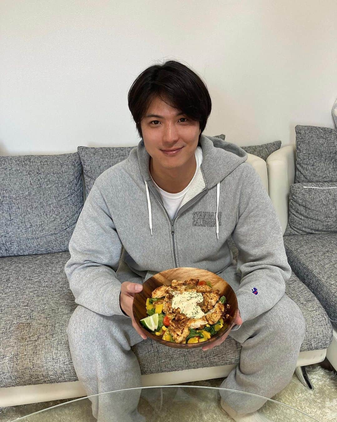 保田賢也のインスタグラム：「. 世界中で人気のミールキットサービス. 「HelloFresh」  @hellofreshjapan 自宅までキットを届けてくれて. 日本食から世界の人気料理が良品質で毎日の食卓で簡単に本格的に楽しめる. 必要な分量だけ送ってくれるからフードロスも少なく環境にも優しい. 新しいレシピの提案に料理の可能性が広がる. . また料理男子に火がつきました🔥 . 普段料理しない人や苦手な人でも簡単に美味しく作れると思うのでこの機会に是非！！ . 割引コードもあるので良かったら使って下さい HELLOKENYAで初回注文の最初2箱が合計5000円OFFに！！  #HelloFresh #ハロフレ#ad #宅配サービス #フードロス削減 #世界の料理」