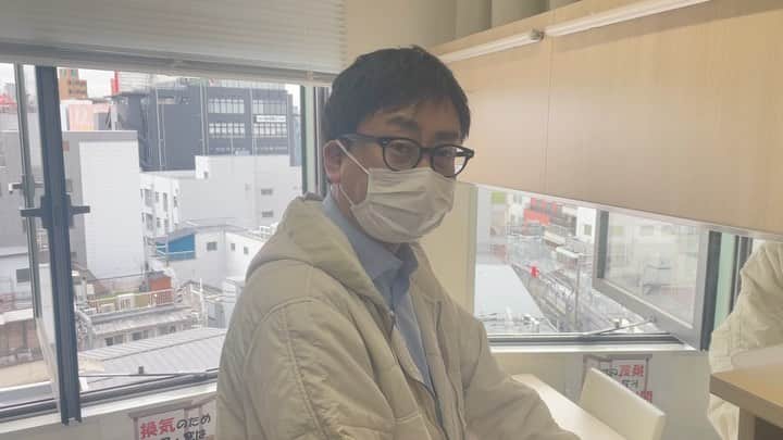 皆川勇気のインスタグラム：「明日(3月20日)、日曜日、いよいよ森ノ宮漫才劇場でおいでやす小田さん主催のトークライブです！  今日ご挨拶に行ってきました😊  是非お越しください！  @morinomiya_mngk」