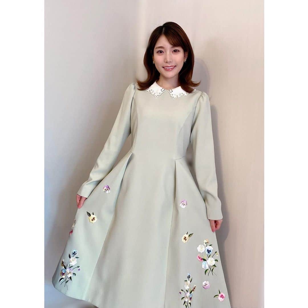竹俣紅のインスタグラム：「🌷 あす 20日(日) 14:55～15:00 『ビジネスStyle』が放送されます。 ⁡ 裾のあたりは映らなかったのですが、 刺繍が素敵で春らしい衣装でした☺️ ⁡ #ビジネスStyle」