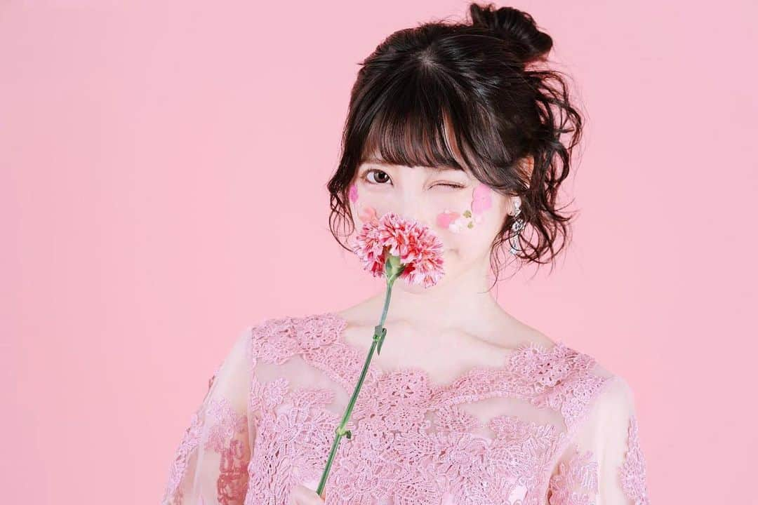 葵ローズのインスタグラム：「🌸お知らせ🌸  この度、日韓美容エステサロン changmi（장미、チャンミ）を プロデュースいたしました。 ３／２６Openです🕊  私自身はじめてゼロからのプロデュースで 悩んで悩んで愛情を込めて作り上げたサロンです🌹沢山のスタッフさんや ご意見に支えられてやっと完成しました。 感謝で溢れています。 正直とても不安でいっぱいでした。 ですがゼロからスタートしたにもかかわらずありがたいことにご予約埋まっております😢🥺 本当にありがとうございます。 心からの感謝をこれから伝えさせていただきます🙇🏻‍♀️  特にこだわったのは ✔︎完全貸切、完全予約制💐 ✔︎インスタ映え❕ ✔︎当サロンはお城のような内装なので とびっきりの特別感を🏰🪞 ✔︎1人で癒され空間でも、お友達同士、 カップル、など3名様まで可能👭👫 ✔︎黄土よもぎ蒸しの間はお好きなkpopやドラマ見放題🇰🇷 ✔︎エステ後はメイク直し設備が勢揃い💄 手ぶらでも安心です🤍  黄土よもぎ蒸しとは冷え性を改善して 基礎代謝を上げることによって デトックス効果があります。 最近では妊活にも取り入れてられてます。 黄土よもぎには多数のビタミンが栄養を供給 老化・荒立った皮膚を回復させ、肌に弾力とツヤ、透明感を与えてくれます👶🏻🍼  アンプルは美容大国韓国からきたヒト幹細胞培養液を使用した魔法の美容液になります🧊🪞振るだけで顔全体の浮腫がとれて小顔になります🪄  他にも フェイシャルデコルテリンパマッサージ ドライヘッドスパ、フットスパ アンプルパック多数メニューあります♪  ＊ペア割引 ＊初回割引 ＊カップル割引 などの特典もあります♡  組み合わせや個別で お好きなメニューができます💆🏻‍♀️  心からの感謝と愛を込めてお届け致します。 changmi（장미、チャンミ）を これからよろしくお願い申し上げます。  インスタtiktokフォローしてくれた方は 特典あるので是非フォローも よろしくお願いいたします💙🌹 @changmisalon  サロンホームページ https://changmi.jp/  住所 東京都渋谷区神宮前3-18-30 KHPビル2階  🚶‍♂️東京メトロ千代田線・副都心線 「明治神宮前駅」より徒歩5分 JR山手線「原宿駅」より徒歩9分  🏰外観 キャットストリート沿いにある お城のような建物2階です👼🏻  #表参道エステ #表参道インスタ映え #カップル#デートスポット #韓国エステ#エステ#温活 #温活女子#不妊症治療 #睡眠改善#疲労回復 #ダイエット#代謝アップ #よもぎ蒸し#マッサージ #デコルテ#フェイシャル #韓国エステサロン#美容エステ #美容#美容オタク#日韓エステ #changmi#チャンミ#可愛い #北欧#お城#洋風#表参道 #韓国ヘア」