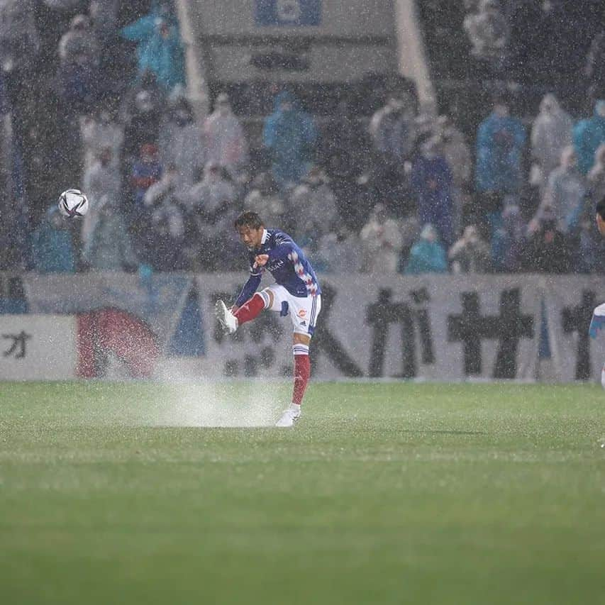 實藤友紀さんのインスタグラム写真 - (實藤友紀Instagram)「昨日は悪天候そして極寒の中最後まで僕たちの背中を押していただき本当にありがとうございました!!  結果で答えることは出来ませんでしたがどんな状況でも一緒に闘ってくれるマリノスファミリーの存在の大きさを改めて実感しました。  引き分けではなく勝ちにできるようにまた練習からハードワークしてもっと強いチームになろう!!!  Just keep going!!!  #すべてはマリノスのために  #fmarinos  #マリノス #マリノスファミリー」3月19日 19時54分 - yuki_saneto05