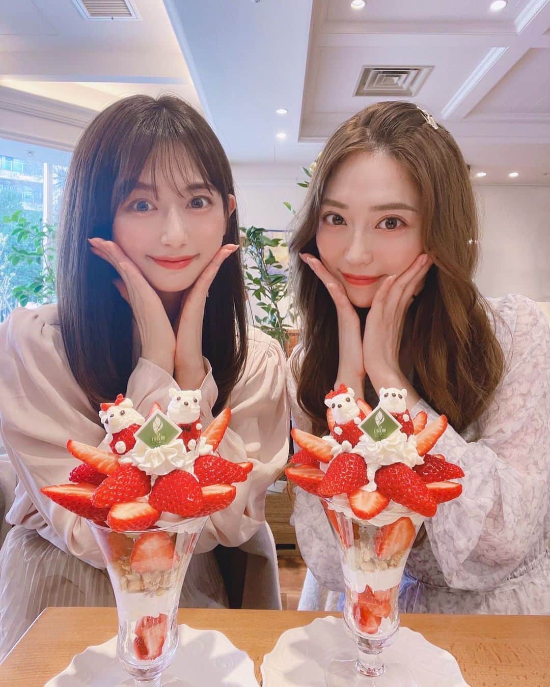 堀尾実咲のインスタグラム：「姉妹でパフェ活(*'▽'*)🍓🍓  #観音山フルーツパーラー #パフェ #パフェ巡り #パフェ活 #パフェ部 #フルーツパーラー #表参道カフェ」