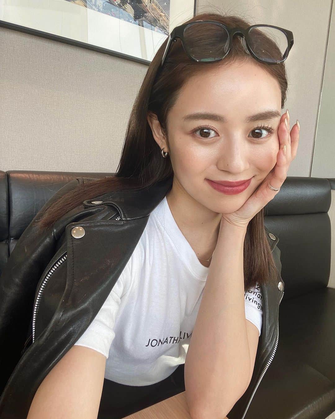 のインスタグラム：「😎 最近ゴールドアクセをつけがちだったけど 久しぶりにシルバーつけたらやっぱりしっくり💍 シンプルな小さめのドロップフープピアス🤍 . #cene #316lサージカルネックレス  #セネ #金属アレルギー対応 #pr」