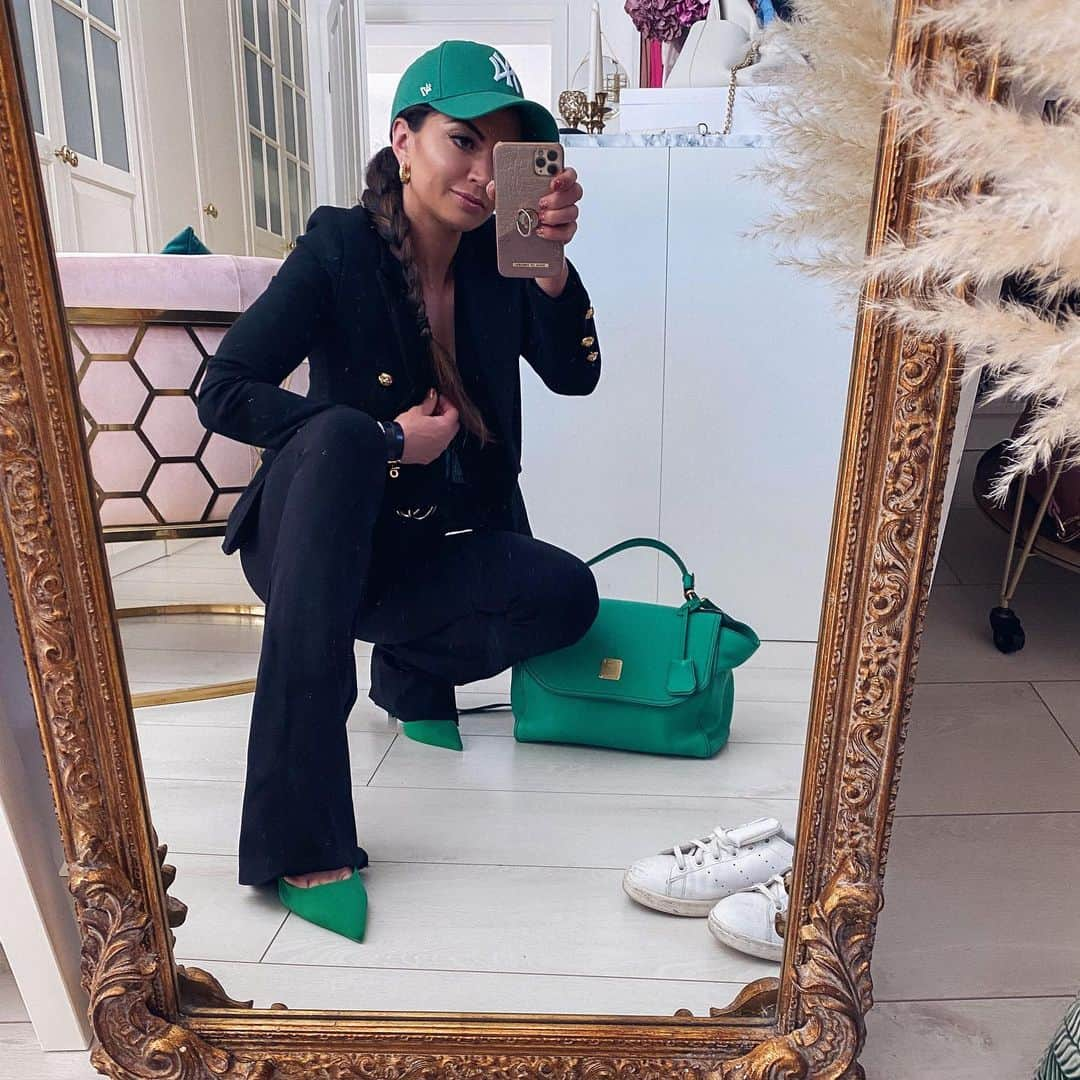 Anniさんのインスタグラム写真 - (AnniInstagram)「Freunde: Anni wir gehen zusammen ins ⚽️🏟 // zieh dir was schwarzes an … ich: 🖤 with a touch of 💚 #ootd #happyweekend  —————————————————————— • • • • •  #outfit #fashion #fashionblogger #green  #shopbop #fashionblogger_de #blogger #inspiration #inspo #girl #me #look #ig #kissinfashion #americanstyle #stuttgart」3月19日 20時03分 - annaleacosta