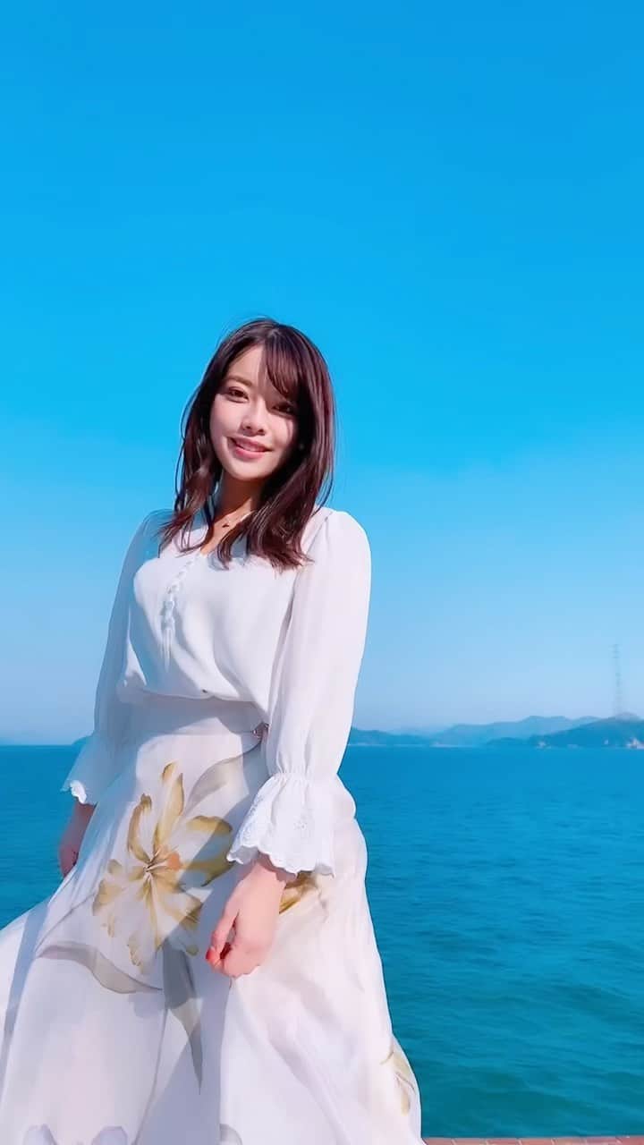 八幡美咲のインスタグラム：「海辺の階段💓  瀬戸内海を一望できる 最高のロケーションで ピザがいただける「pizza en」♡  目の前は海！🏖 波の音が心地よかったです☺️  📍Pizza en 広島県竹原市吉名町  オーナーの大津谷さんは27歳の時、竹原の海が 忘れられず大阪からUターンし 手作りでこのカフェを作ったそうです( * ॑˘ ॑* )  とっておきの1枚をぜひ♡  #広島 #広島旅 #広島映えスポット」