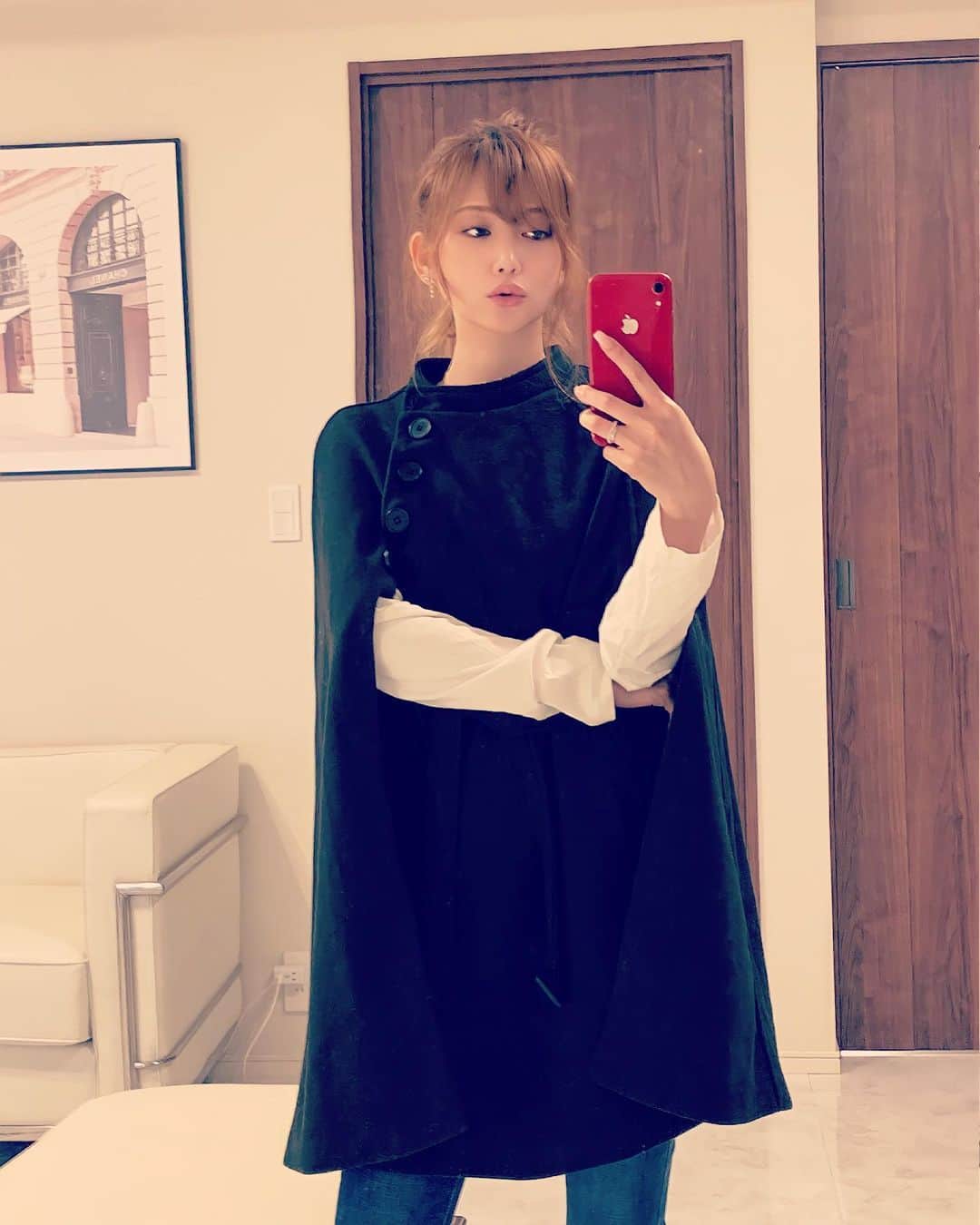 加賀美早紀のインスタグラム：「昨日めちゃくちゃ寒かったですね おったまげ🥺 薄手ポンチョかわゆ💓  @selectshop.siriusblue #ポンチョ」