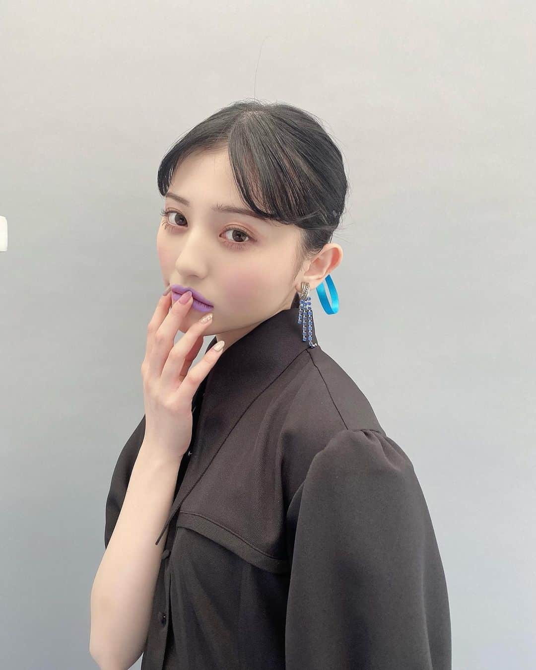 のインスタグラム：「. Ruche de bis のコラボで お洋服をいちからデザインし 作らさせて頂きました ⚫ いつか自分で考えたお洋服ができたらいいなっと 思っていたのでとても嬉しいです ♡ また詳細は後日お伝えしますので お待ち下さい 🩰🖤」