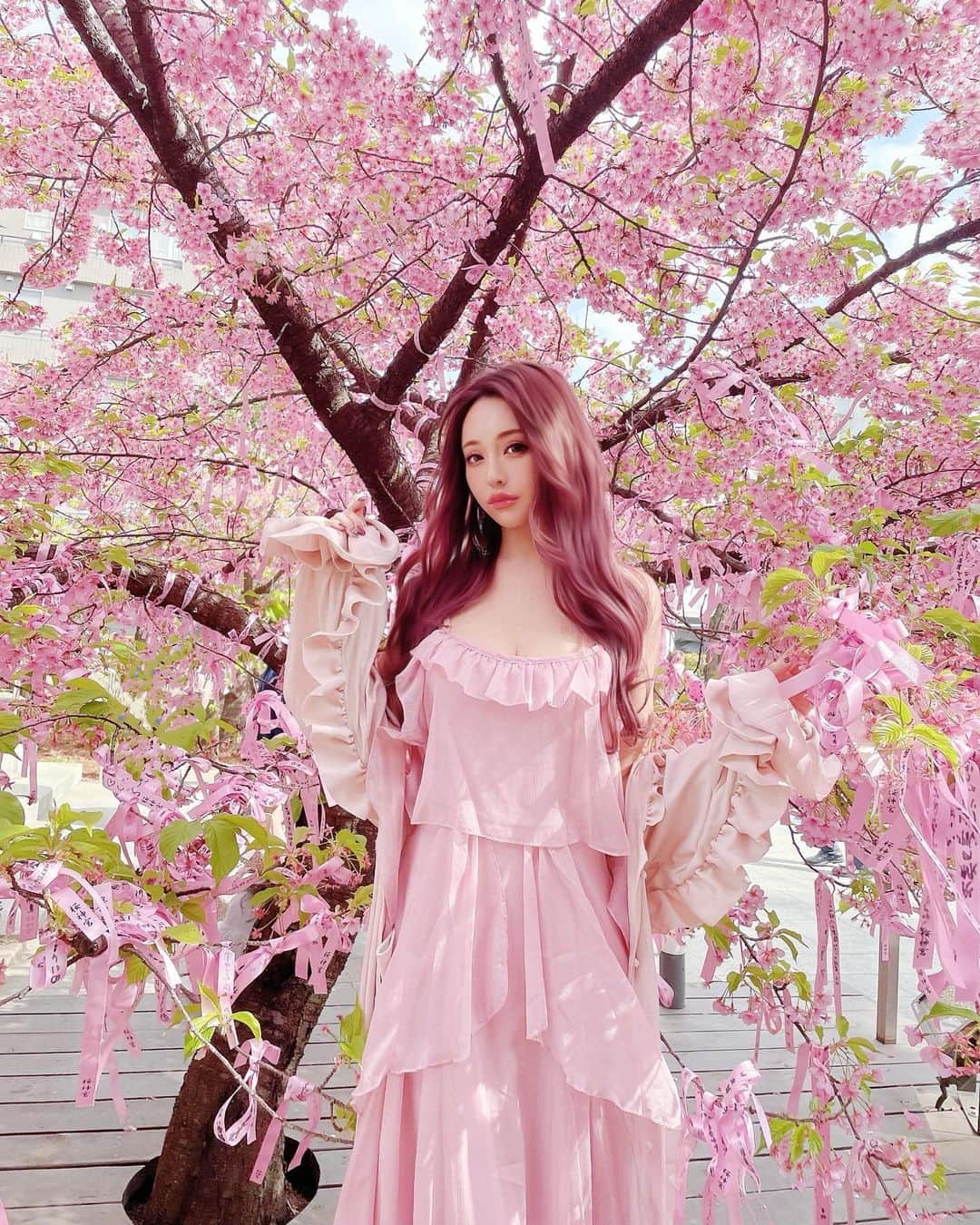 のインスタグラム：「桜神宮写真ラスト🌸 去年行きたいと思った時には 終わってしまってたから、 今回はちゃんと早めに行って バッチリ写真撮れて大満足💕 これでも少し緑が入ってきてるから、ここの桜は咲くのも終わるのも早いんだな🤭💦 今から写真撮りに行く人は 絶対絶対ピンクのお洋服で行くのがオススメ💗💗💗 ピンク率が上がるからネ💕 これから色んなところで桜が咲いてくんだろーなー🌸 楽しみー💗  #桜#桜新町#桜神宮#桜コーデ #花見#花見コーデ#ピンク#ワンピース#riinacouture」