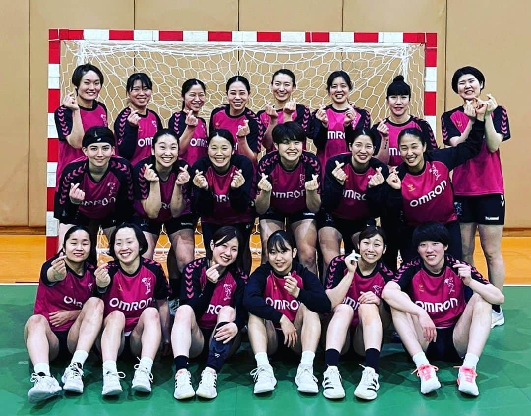 永田しおりさんのインスタグラム写真 - (永田しおりInstagram)「🤾‍♂️【日本ハンドボールリーグ】🤾‍♀️ ❤️‍🔥PLAYOFFS❤️‍🔥FINAL❤️‍🔥  📅2022.3.20 ⏰14:10〜 🏟武蔵野の森総合スポーツプラザ 🆚北國銀行  ✅男子FINAL ⏰16:30〜豊田合成🆚トヨタ車体  この試合で私は引退🥺 全てを出し尽くす‼️楽しむ😊 皆さん、ご声援よろしくお願いいたします🙏  #omron #オムロン #handball #オムロンピンディーズ」3月19日 20時27分 - shiori.nagata28