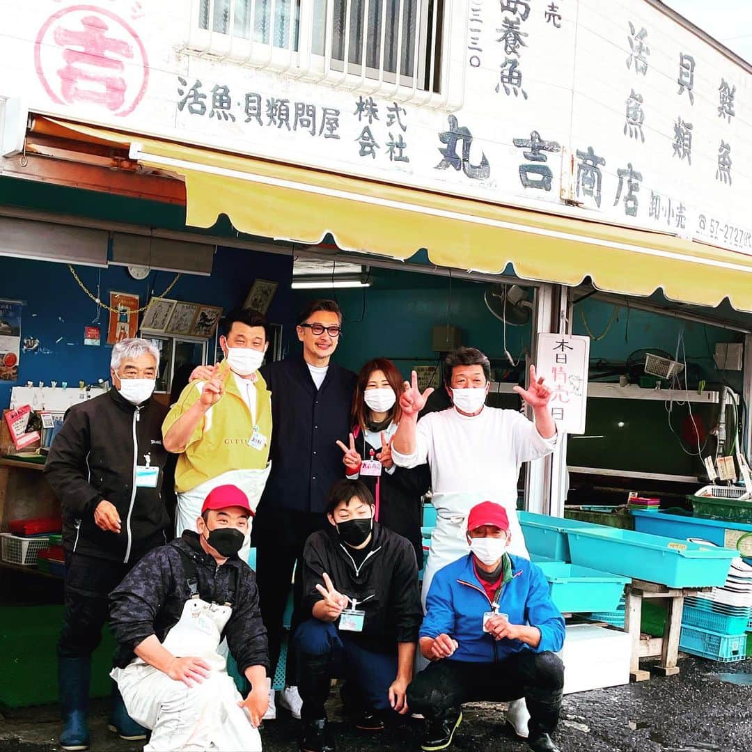 加藤章太郎さんのインスタグラム写真 - (加藤章太郎Instagram)「本日、撮影でお世話になった佐島のお魚屋さん「丸吉商店」の皆さんと📷 プライベートでも利用させて頂いていますが、新鮮な魚介類が安くてとても美味しいです。葉山方面に行った際には是非！  お土産までいただきありがとうございました。  @sajima.maruyoshi_0468572727  #丸吉商店 #佐島 #魚屋」3月19日 20時33分 - __shotaro__