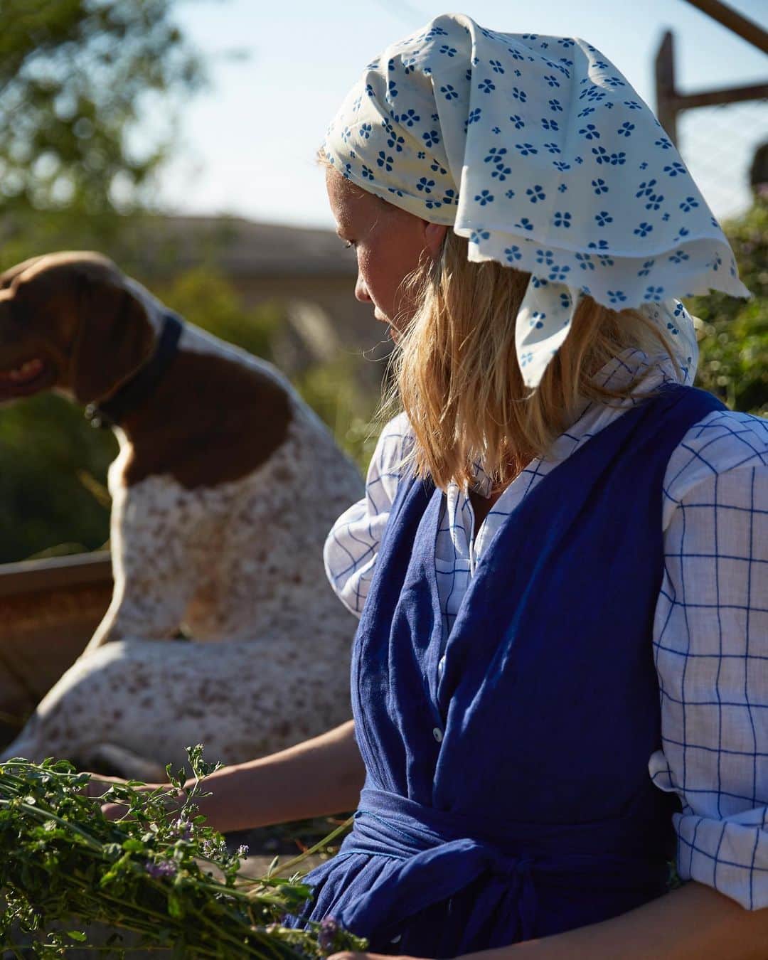 イネスドゥラフレサンジュのインスタグラム：「Le printemps est arrivé en ligne 🌞: la chemise Noa et la robe Ambre disponibles en ligne et en boutiques. - Spring collection 🌼 The Noa shirt and the Ambre dress available online and in stores.  #inesdelafressange #inesdelafressangeparis」