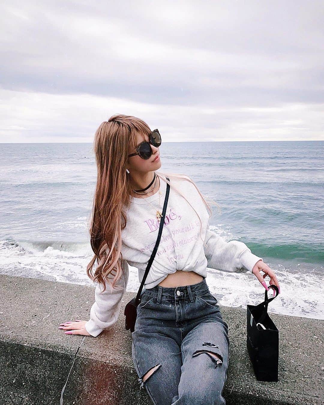 アンジェリカのインスタグラム：「𝑻𝒂𝒌𝒆 𝒂 𝒘𝒂𝒍𝒌🌞💕💕 ━─━─━─━─━─━─━─━─━─ . . #タグ見てね🏷」