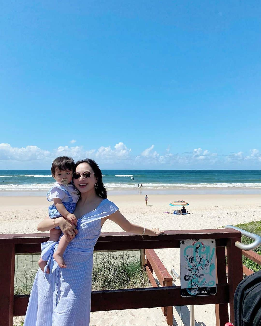 稀鳥まりやのインスタグラム：「久しぶりの海ー❣️ お天気がとっても良くて(良過ぎて😂) 恐らくものすごい紫外線を浴びまくってしまったけど、綺麗な海を見たらそんな事はまぁいっか🤪と思えてしまった！ スフレパンケーキ🥞がとっても美味しくて、あっという間にペロリ😋 その後お散歩していたら、ビーチ沿いに良さそうなレストランを発見したのでランチ後だったけど、boiled shrimpを頂きました🦐 シンプルだけどこれがまた美味しいのよね〜♡ ・ ・ #palmbeach  #goldcoast」