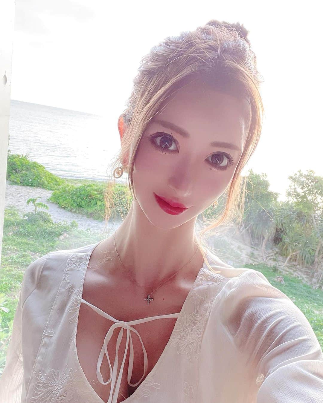 のインスタグラム：「雨っていつまで続くの〜🥲  最近の趣味は散歩🚶‍♀️👟 だったので👵🏻🌼笑  早く天気良くなってほしい🐌☀️🧡  #春 #spring  #springiscoming  #makeup #hairstyle #ทะเล #การเดินทาง #여행에미치다 #照片 #紀錄」