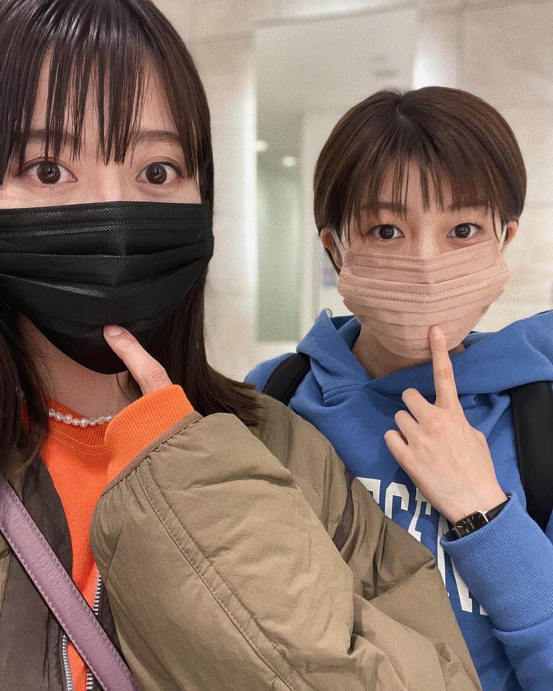 井上志帆子のインスタグラム：「. #ぐるーり糸島  発売されました💙🧡💙🧡 楽しかったみんさんとの撮影。 糸島のいろーんな情報が載ってます🍞🏝🍖🐟🍰 手に取って見てね、本屋さんとかコンビニにあるよ！ #糸島カフェ #糸島ランチ #糸島グルメ #みんりん」