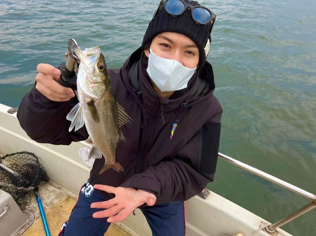 のインスタグラム：「とったどぉーー！！！  今日は休日だったので 釣りに行ってきました💪  自分で焼いたぞ！ めちゃくちゃ美味しかったぞ！  #佐野勇斗 #釣り #MILK」