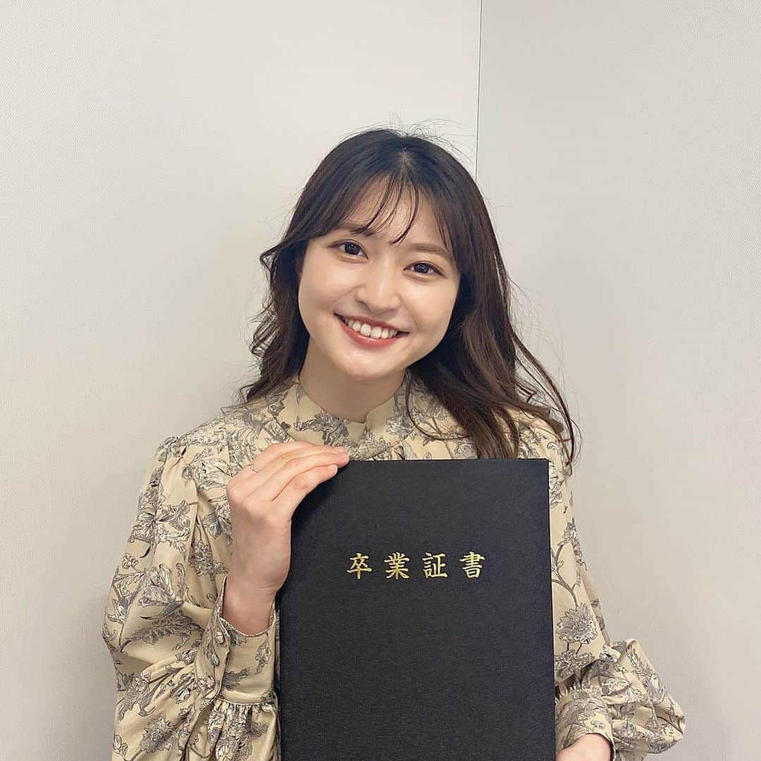 のインスタグラム：「. ストーリーでちょこちょこ載せてた 専門学校を本日卒業しました！ ⁡ 通ってた分野はインテリアデザイン。 建築とかデザインって私の今までの人生で 興味はあったけど触れて来なかった分野過ぎて 使う言葉も見るもの、ほとんど？？？って 状態やったけど、ゼロから始める勉強って楽しいし 自分に知識が増えていくのが楽しかったな〜。 ⁡ 社会人クラスってことで皆んな仕事とか学校と 掛け持ちしながら、時間作って授業受けて 課題に追われる時は励まし合って、、、 （私はほとんど励まされる側🥲） 途中学校休むことが多くなってしまって不安になったけど クラスの皆様に助けられて1年間続けられました！ 最後は会えるのが楽しみで行ってたな笑 本当にありがとう😭✨ ⁡ あとは身近なものから歴史に残るような建築物に 関わってはる先生方に授業をして頂いてたことが 今になって素晴らしい機会だったなと卒業するのが寂しいです。 とにかく先生方が楽しそうに仕事の話をする姿が 魅力的で、ずっと楽しく学ぶことができました。 大袈裟やけど、見る視点が変わったことで 私の見る世界が変わったように感じます。笑 ⁡ 仕事に関わるか関わらないかは置いといて 1年間続けたこと、やり切ったことを今は褒めてあげて 今後に活かせられるようにしたいな〜！ 久々に長々と書いてしまったけど ここまで読んでくださった方のお家の中を 素敵に出来るようにもなりたいです🦭🤍 ⁡」