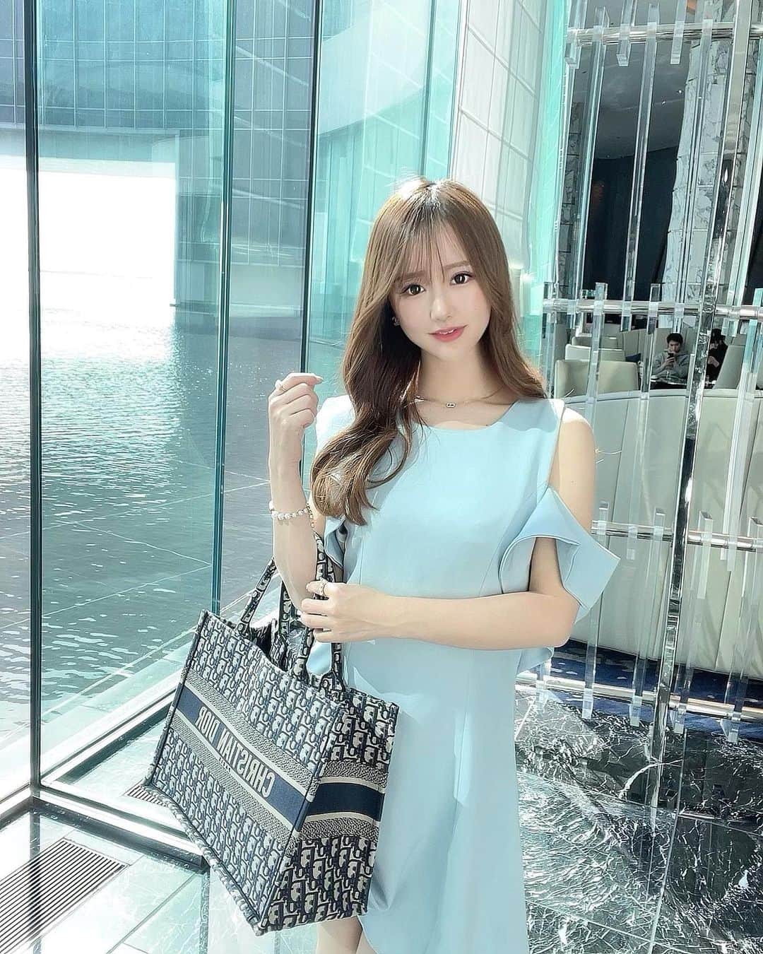 のインスタグラム：「.  blue コーデ💙🐬👗  #ラグーナベイコート#ベイコート #本日のコーデ#outfit#ブックトート #ポートレート#撮影 #お洒落さんと繋がりたい #撮影モデル#関西被写体#インフルエンサー #インフルエンサー募集#セルフィー #ビジネス#副業#事業#美容 #ビジョビ#ビジョスタ#ZARAコーデ」