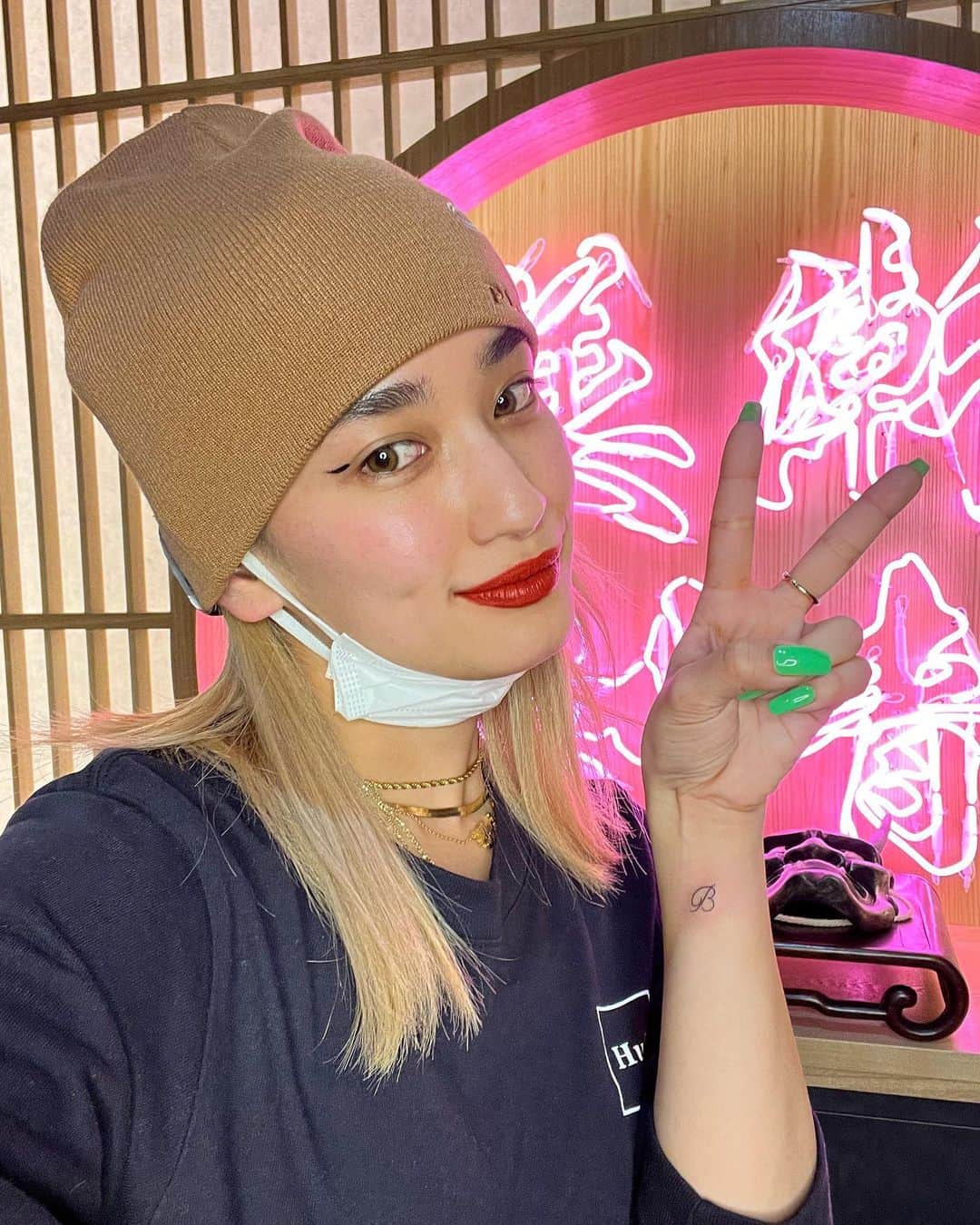 彫師美漸のインスタグラム：「@yurinoxx  NEWスタジオで✌️ ・ letteringtattoo ・ YURINOちゃんがYouTube個人チャンネル「YURINO mood」を始めた〜〜🙌 是非チェック👀✨ ・ #美漸ガールズタトゥー #YURINOmood #刺青 #彫師 #美漸 #彫師美漸 #表参道 #原宿 #原宿タトゥー #タトゥー #東京タトゥー #Bizenarttattoostudio #tokyo #tattoo #art #fashion #bizenart #bizen #문신　#Bizentattoo  #tattooer #tattooist #tattooartist #tattooart #japanesetattoo #xtremetattooink #inkspire.japan」